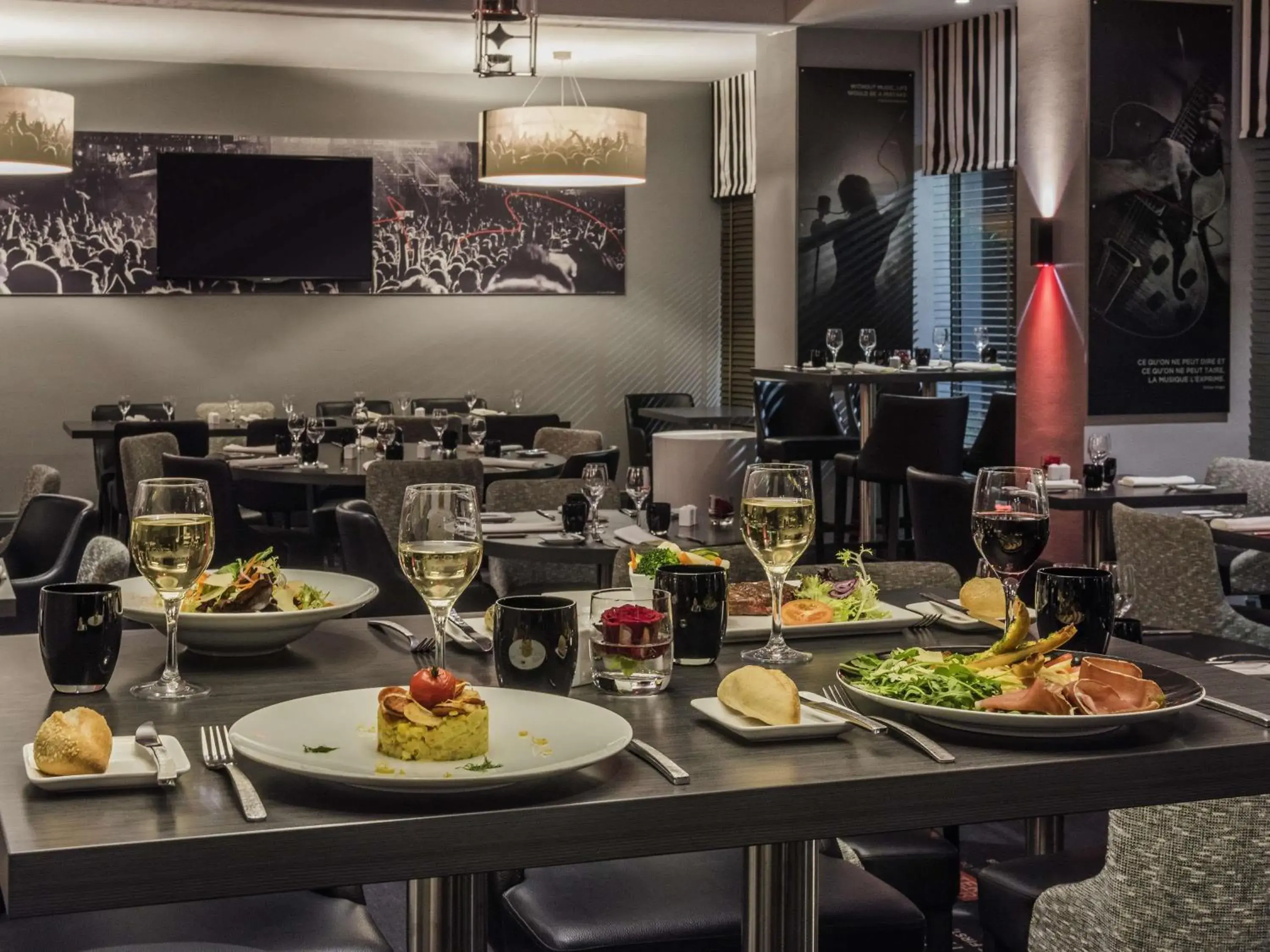 Restaurant/places to eat in Mercure Paris Velizy Restaurant/places to eat in Mercure Paris Velizy