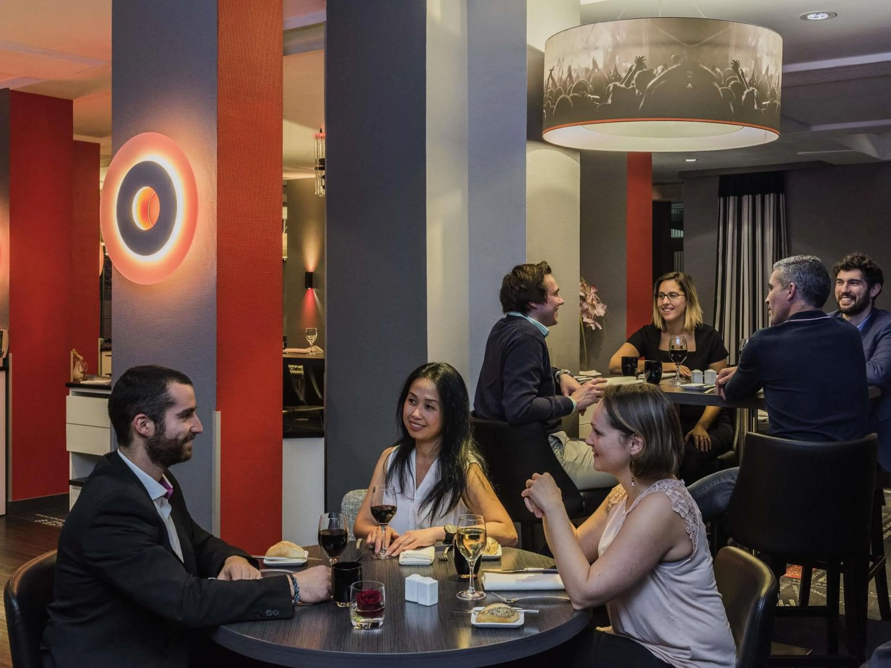 Restaurant/places to eat in Mercure Paris Velizy