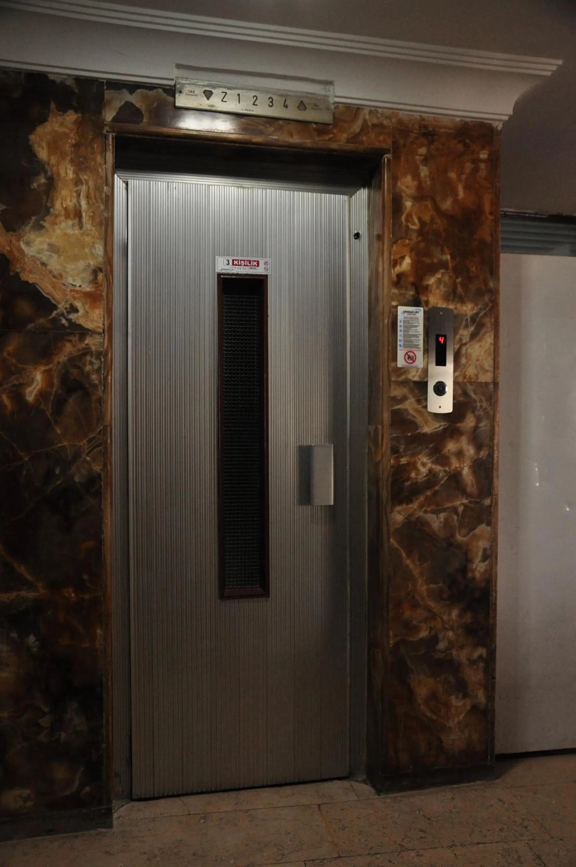elevator in Biter Hotel