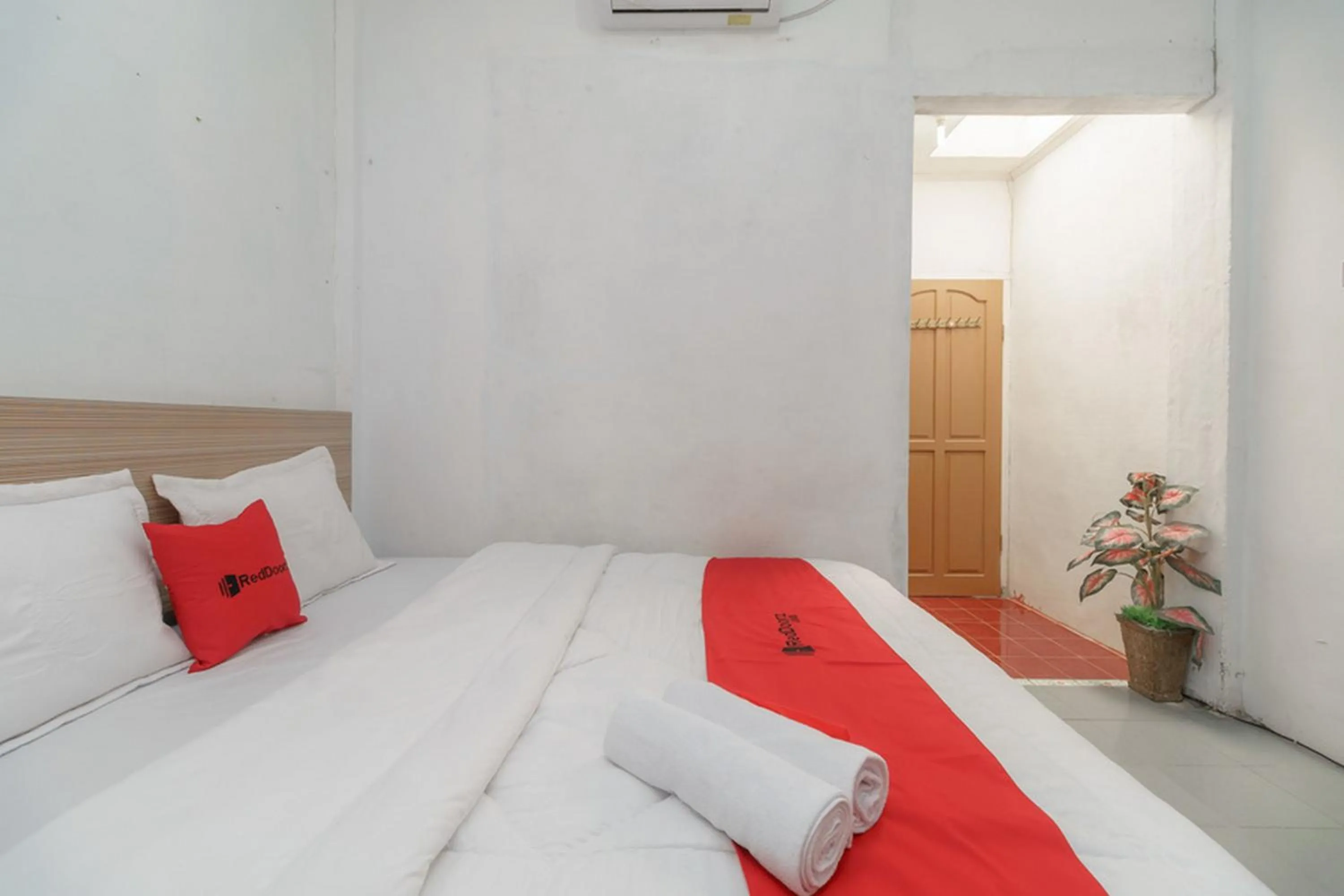 Bed in RedDoorz Syariah near Paradiso Beach Sabang