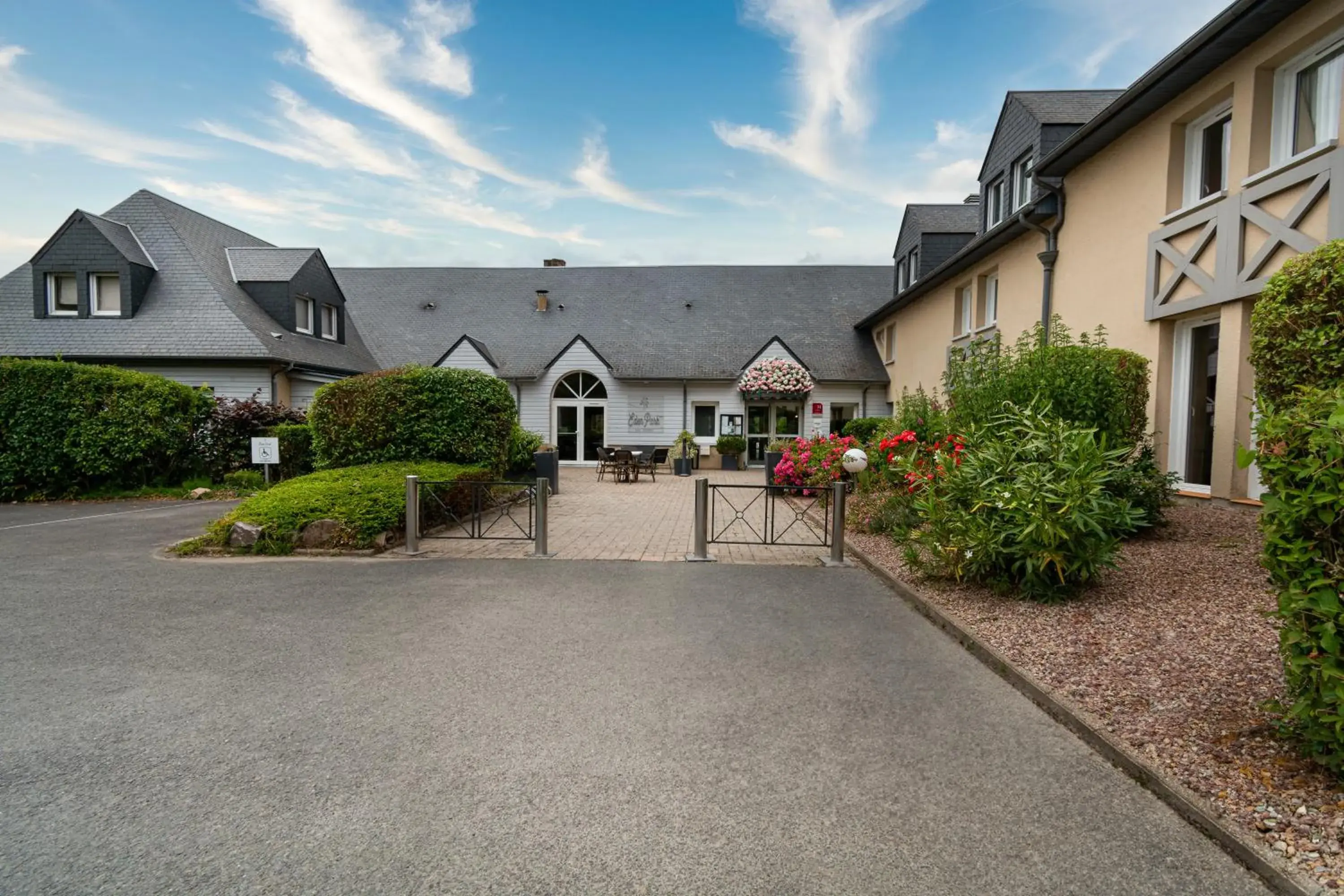 Property building in Eden Park Hotel Restaurant Property building in Eden Park Hotel Restaurant