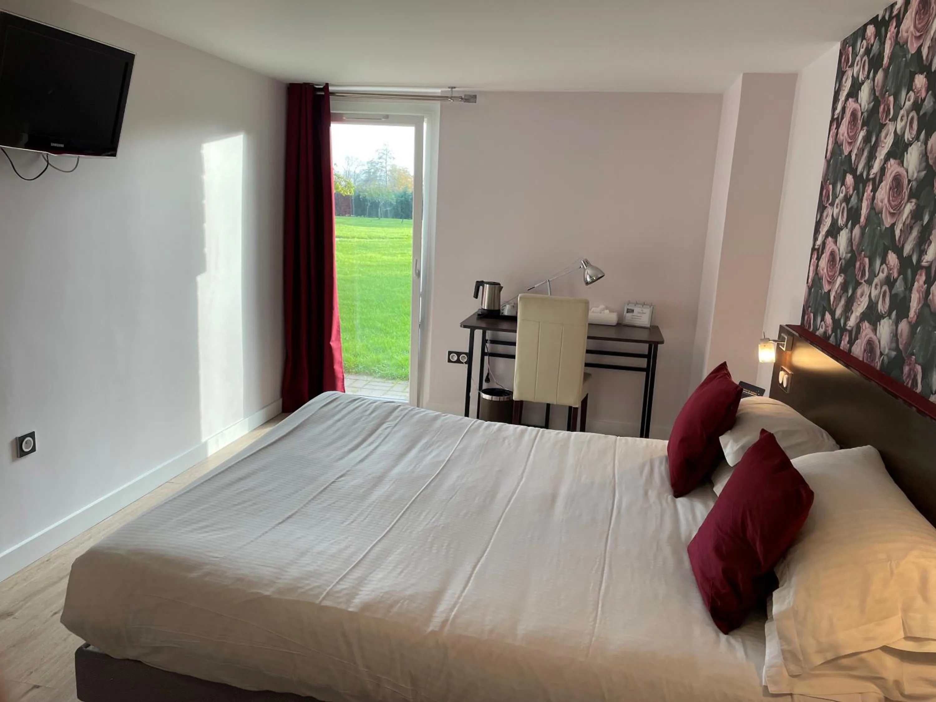 Garden view, Bed in Eden Park Hotel Restaurant