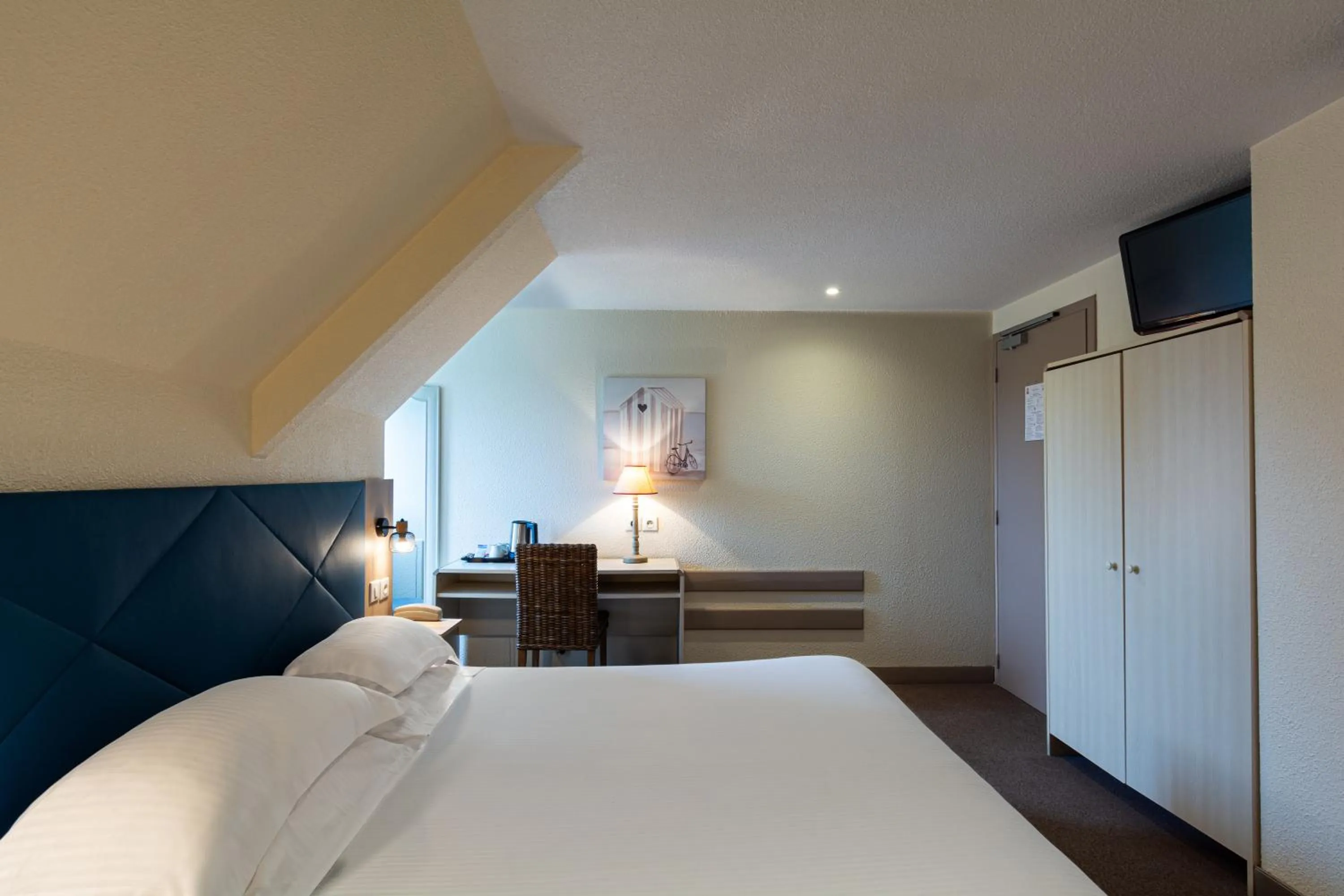 Photo of the whole room, Bed in Eden Park Hotel Restaurant