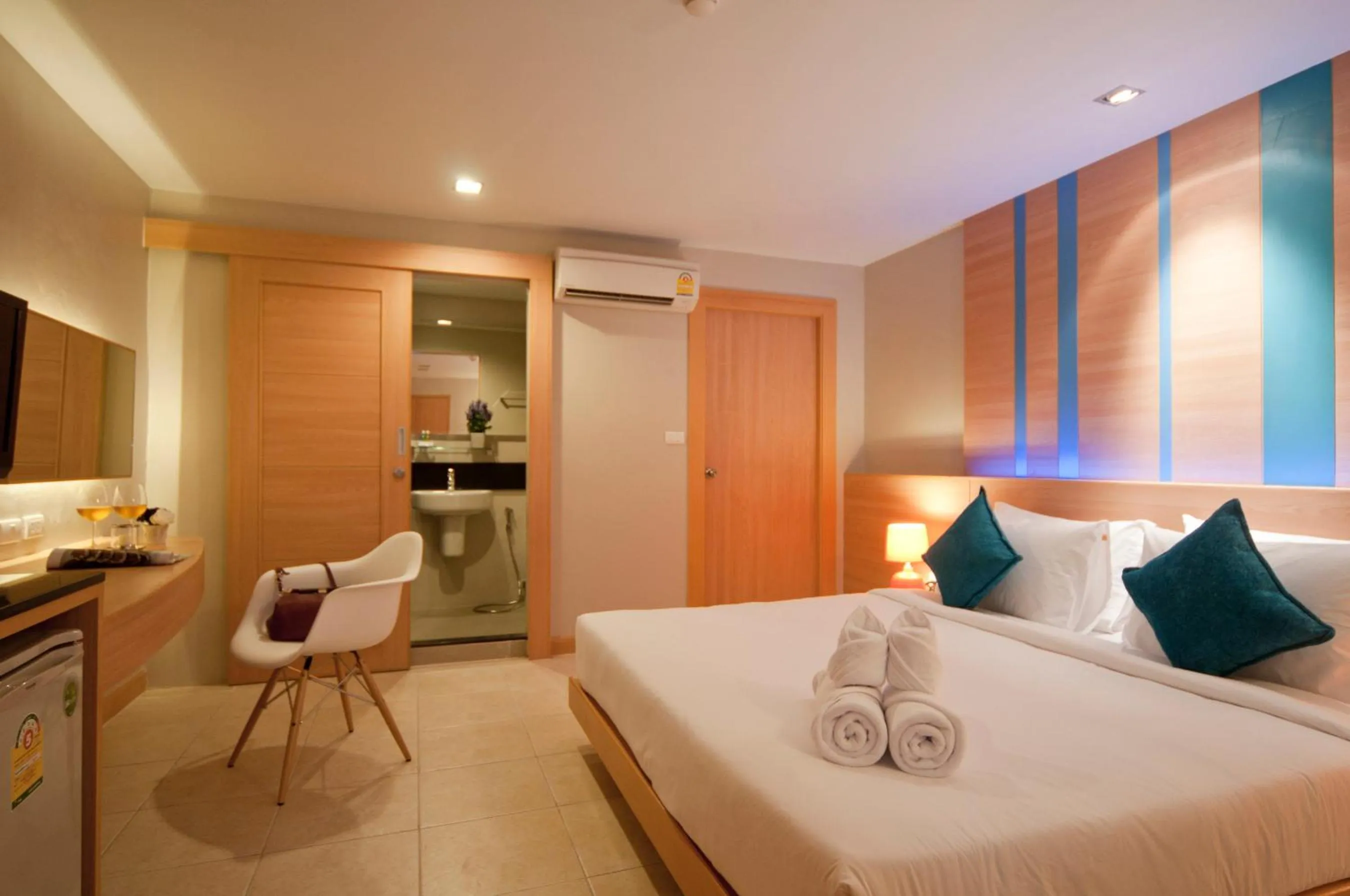 Photo of the whole room, Bed in Ratana Platinum Resort Kamala