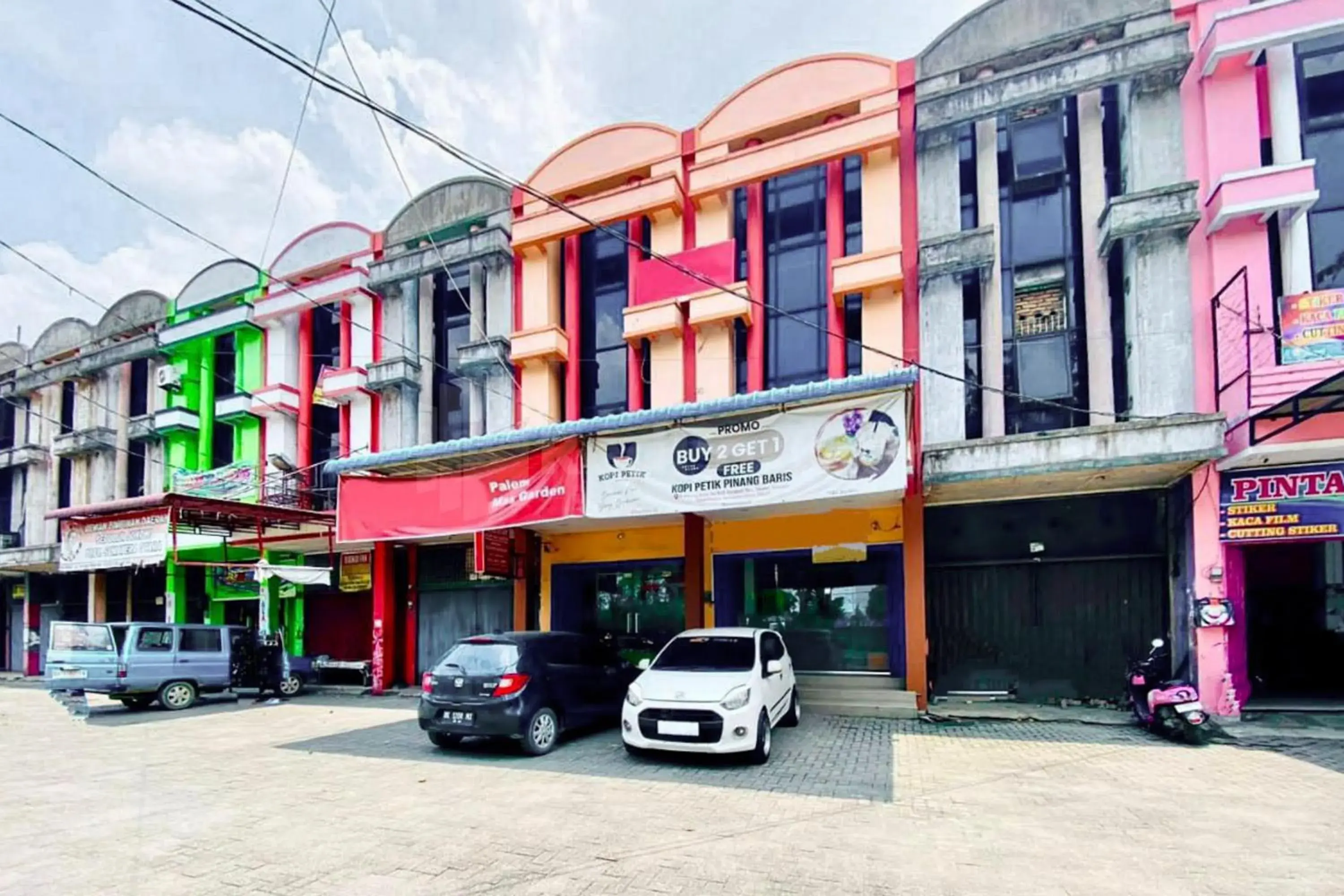 Facade/entrance in Palem Mas Garden RedPartner Facade/entrance in Palem Mas Garden RedPartner