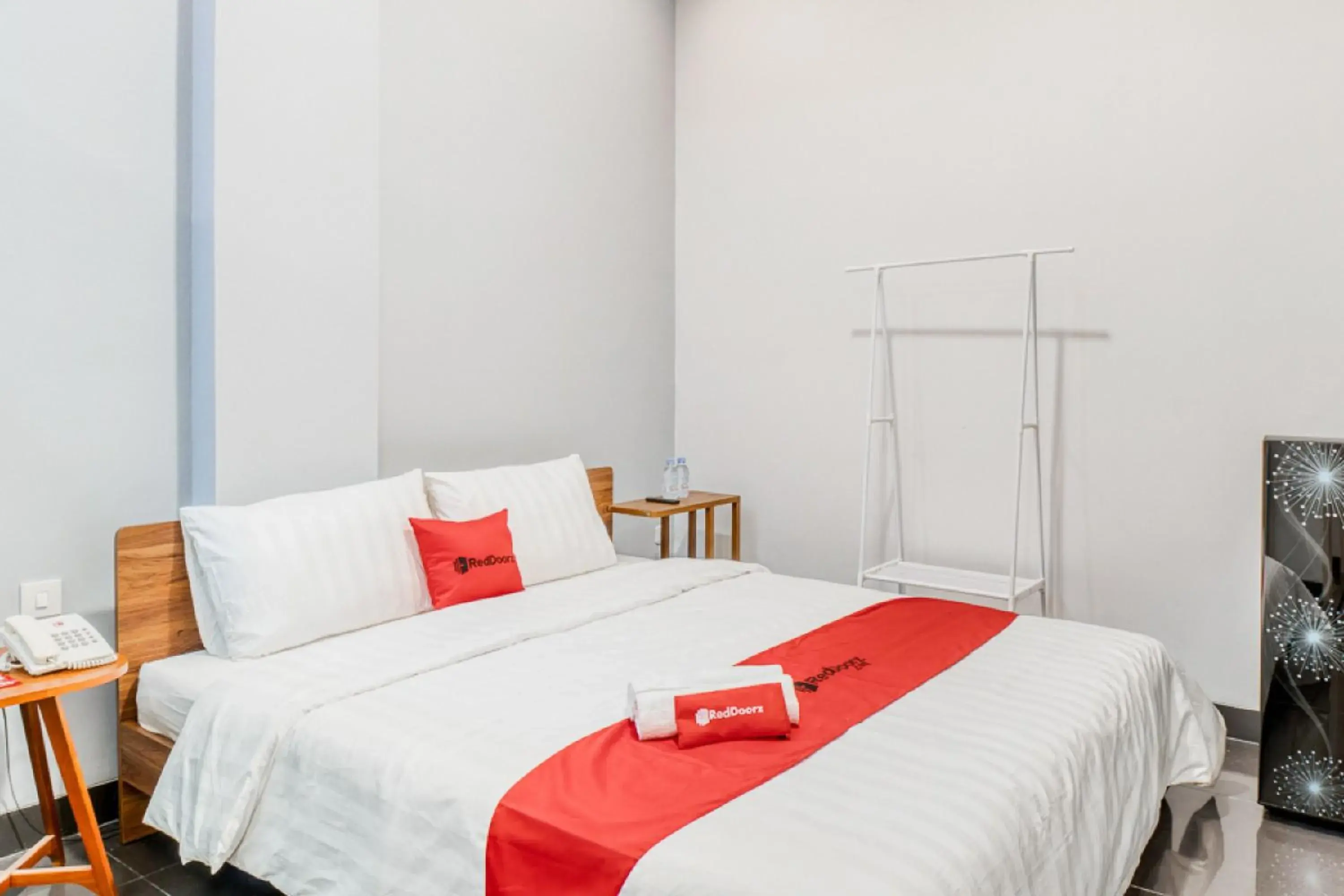 Bedroom, Bed in RedDoorz Plus near Taman Ismail Marzuki Bedroom, Bed in RedDoorz Plus near Taman Ismail Marzuki