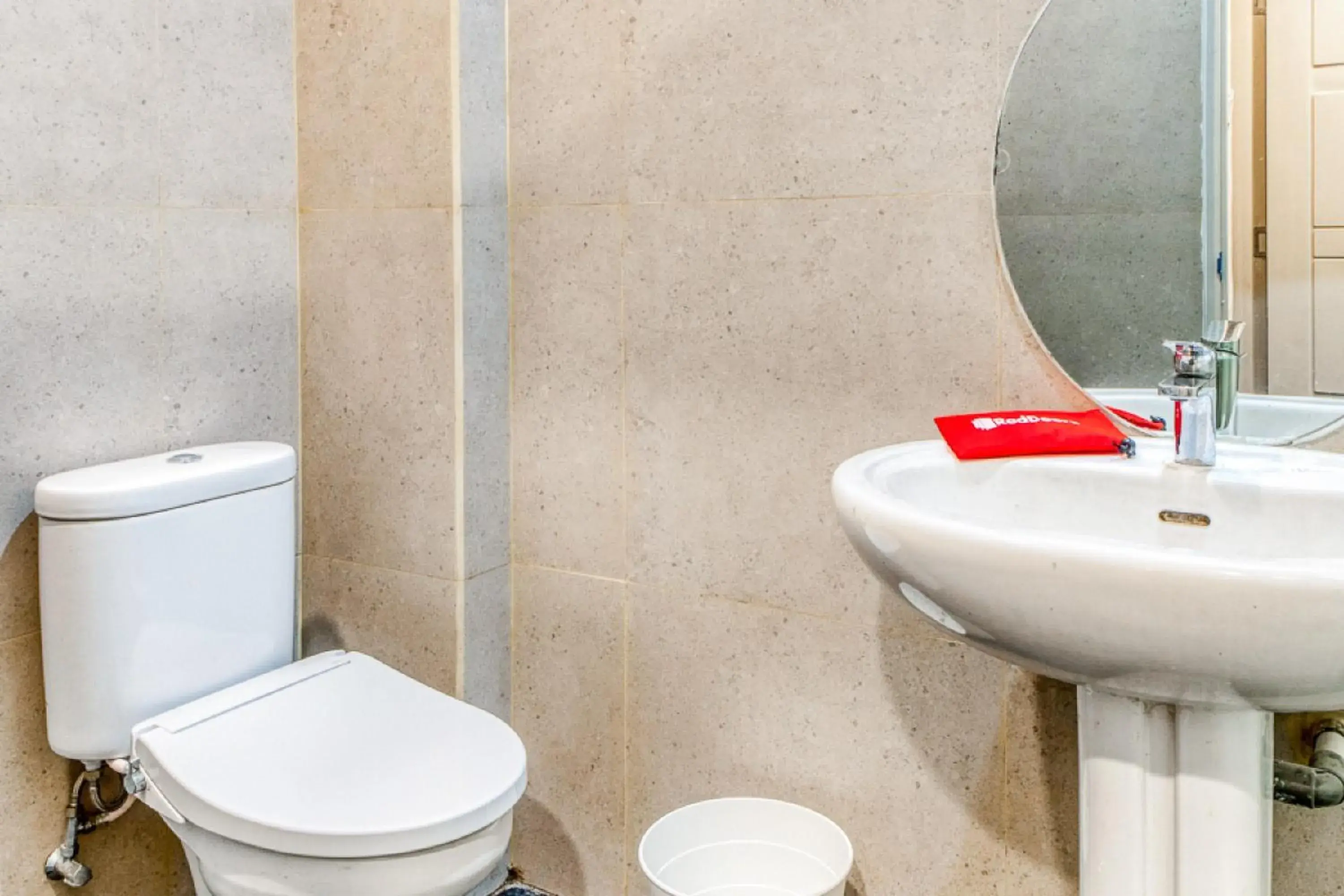 Bathroom in RedDoorz Plus near Taman Ismail Marzuki Bathroom in RedDoorz Plus near Taman Ismail Marzuki