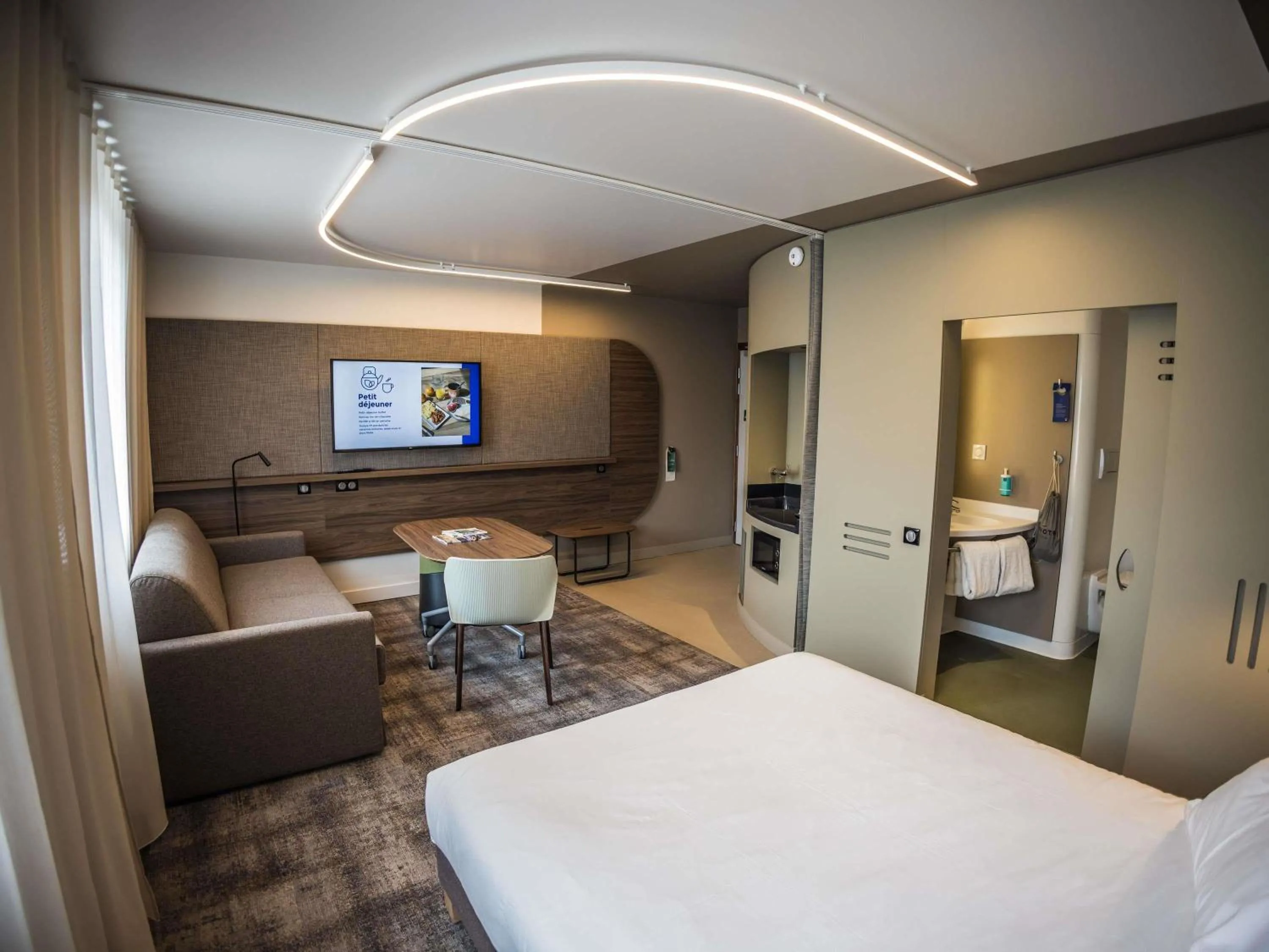 Bedroom, Bed in Novotel Suites Rouen Normandie