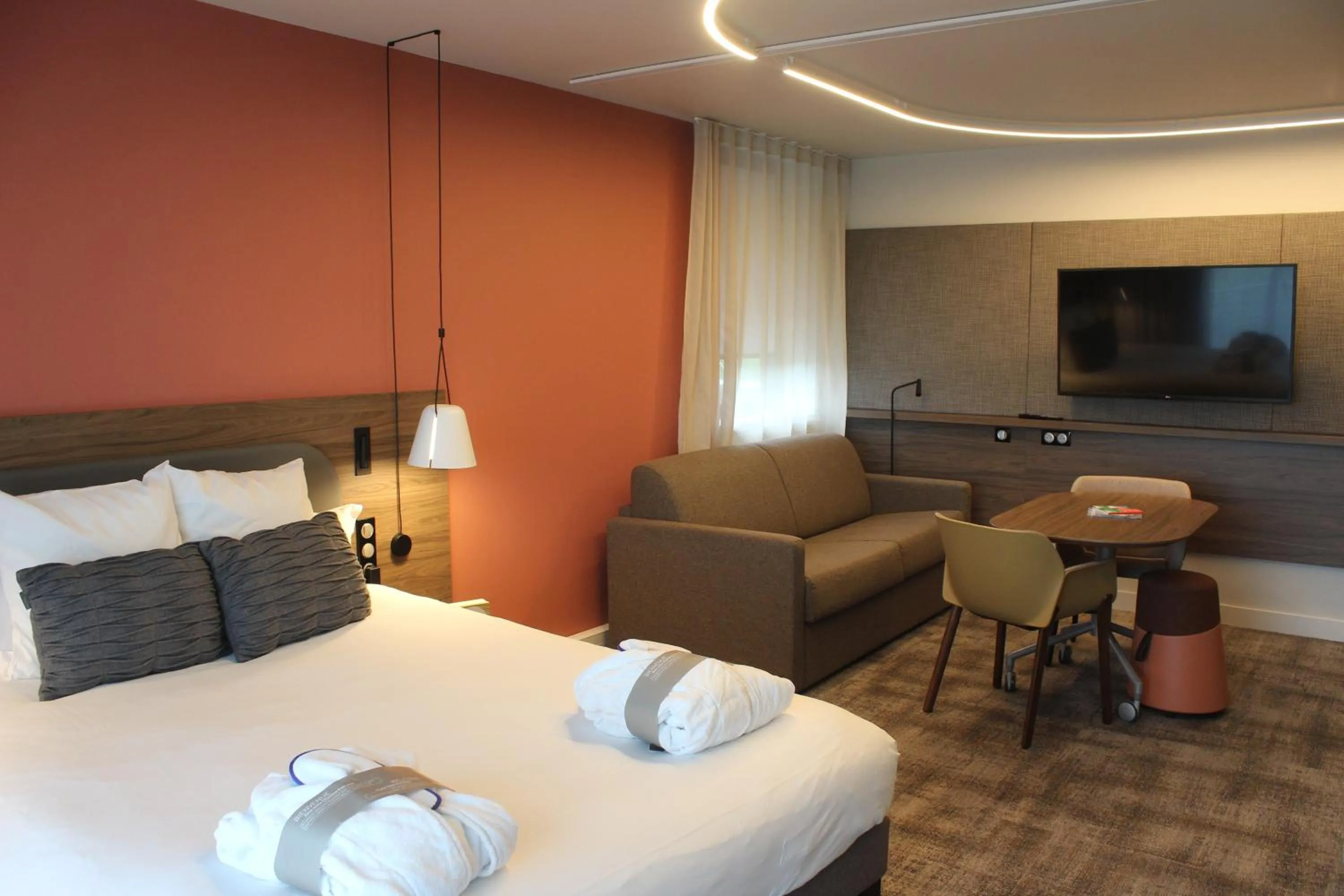 Communal lounge/ TV room, Bed in Novotel Suites Rouen Normandie