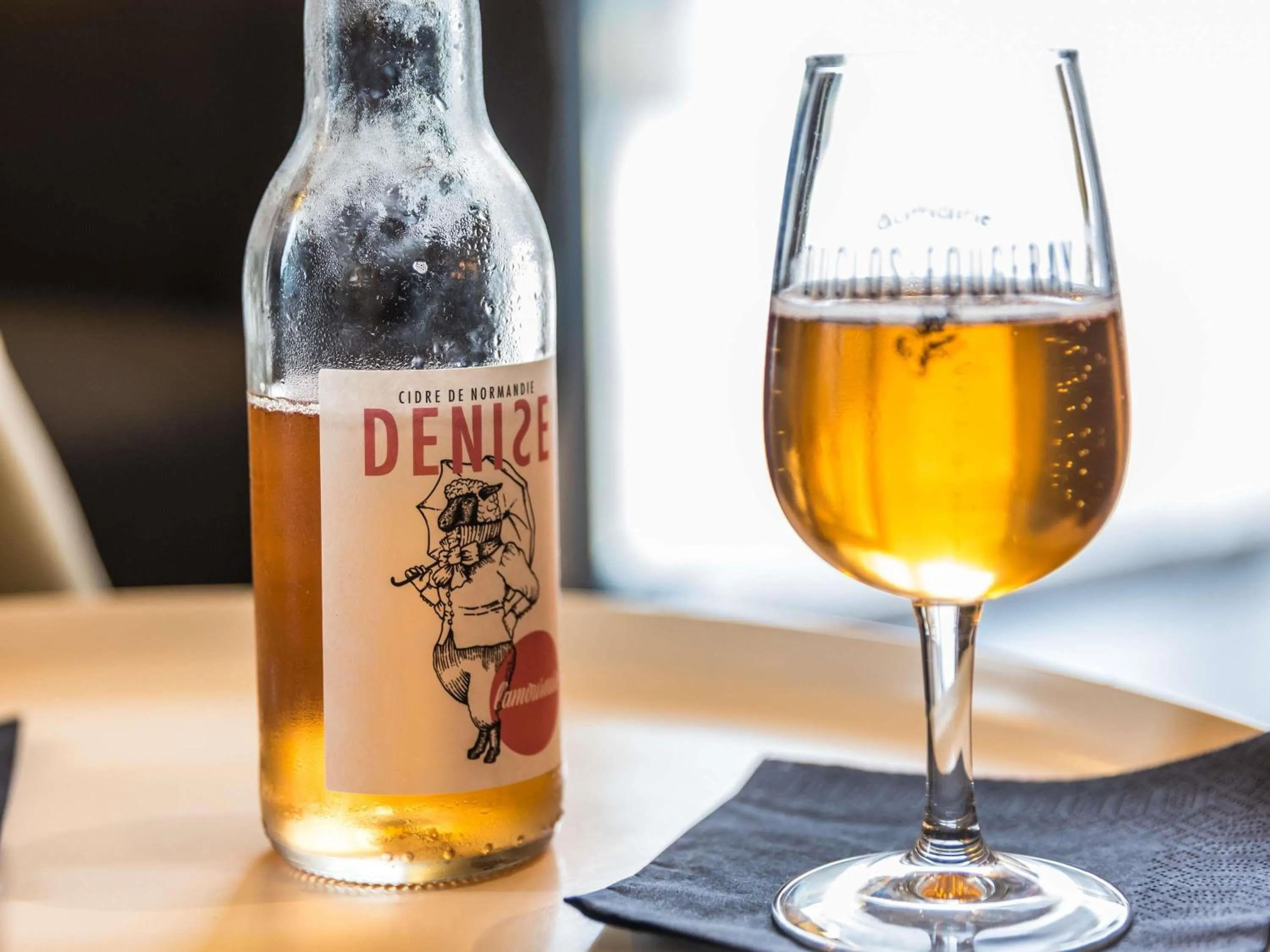 Lounge or bar in Novotel Suites Rouen Normandie