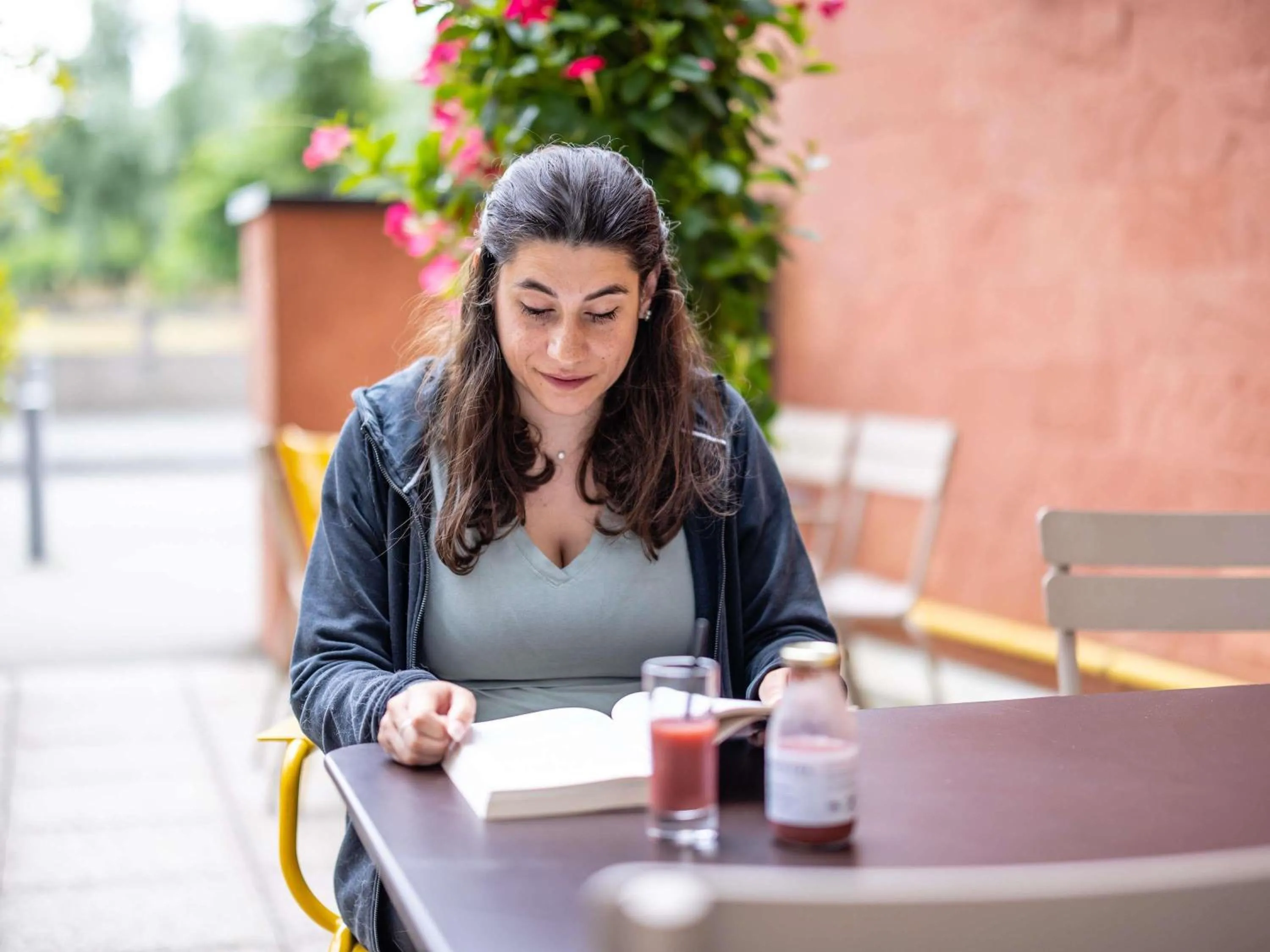 Lounge or bar in Novotel Suites Rouen Normandie