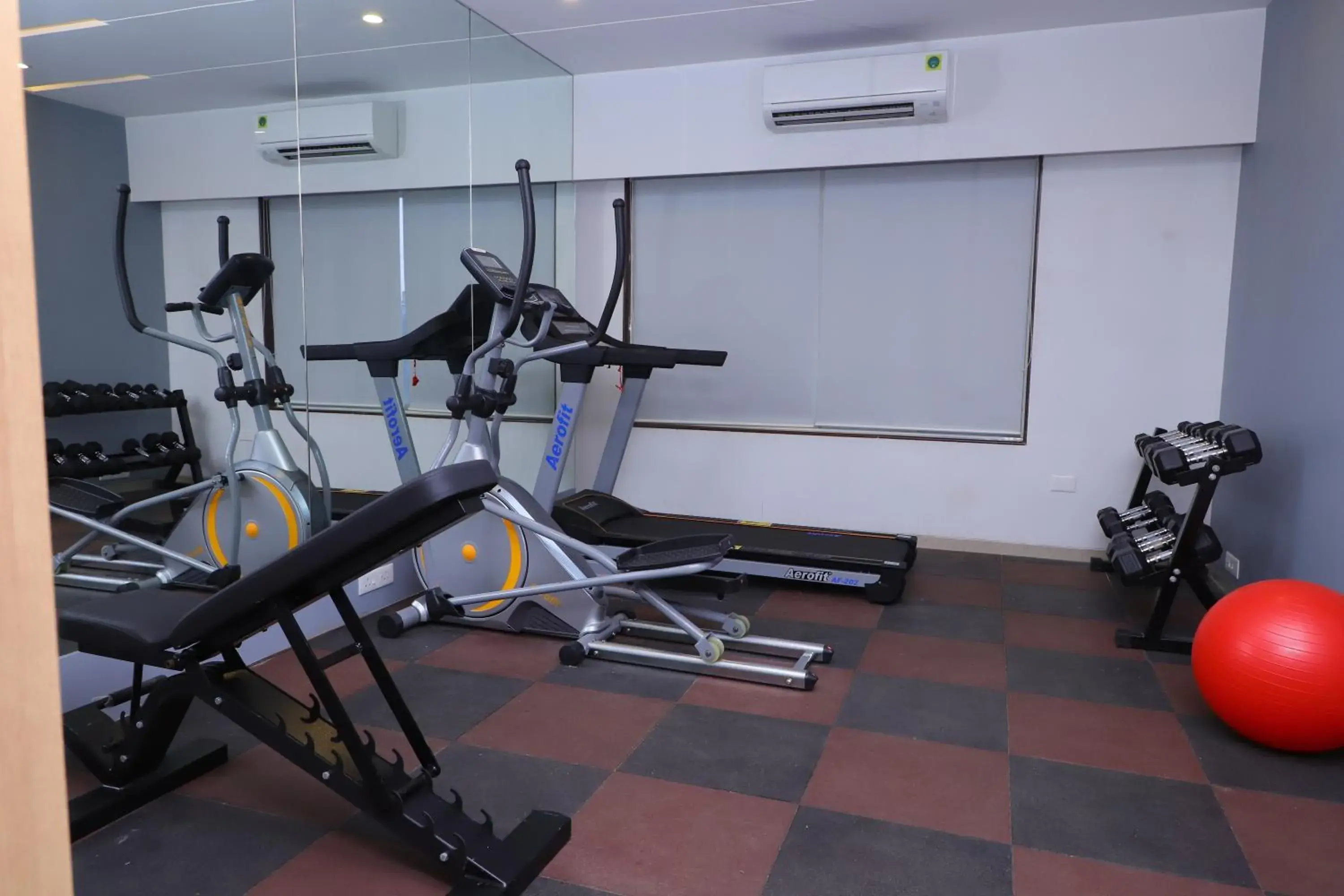 Fitness centre/facilities in Freesia By Express Inn Fitness centre/facilities in Freesia By Express Inn