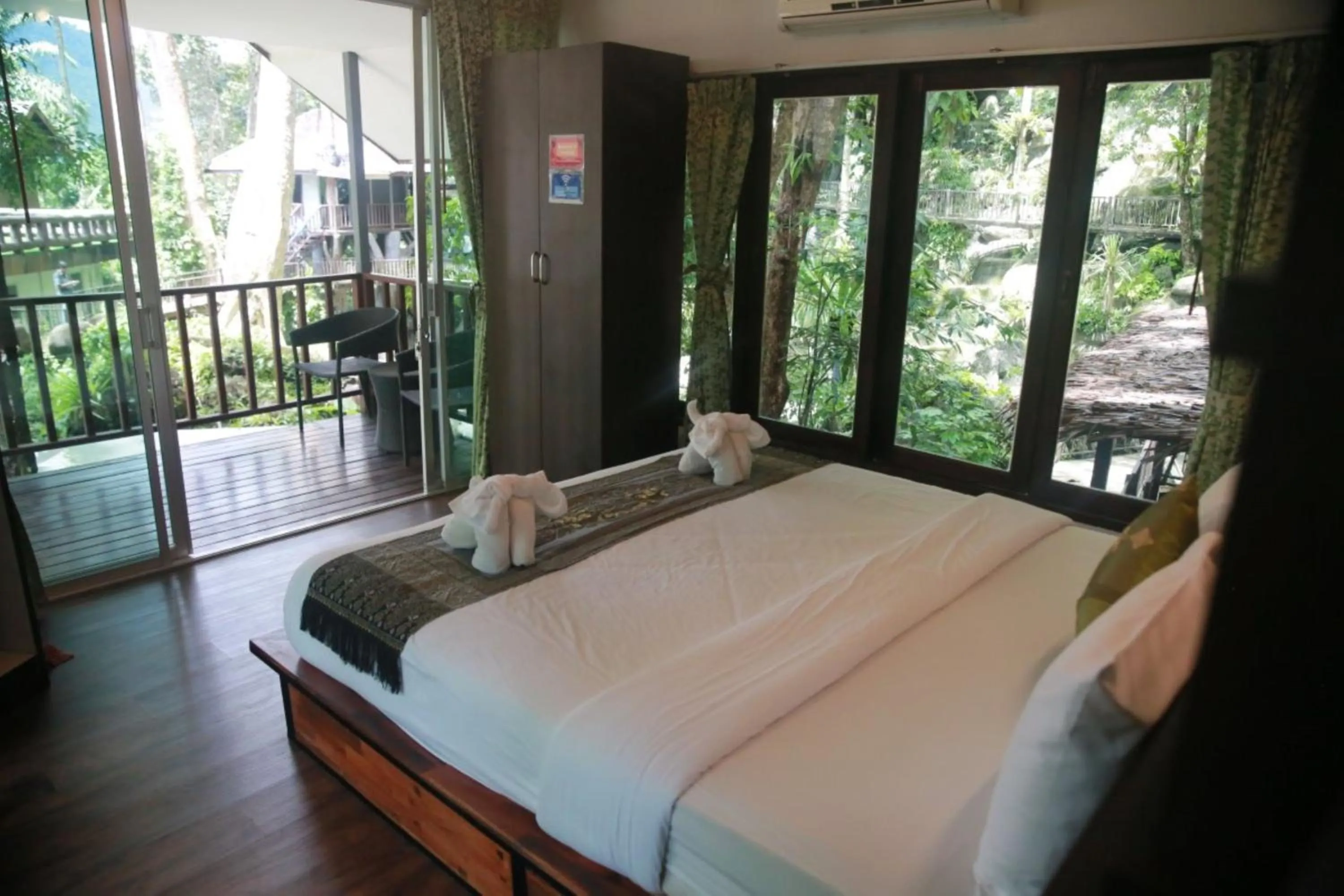 Bed in Rock and Tree House Resort