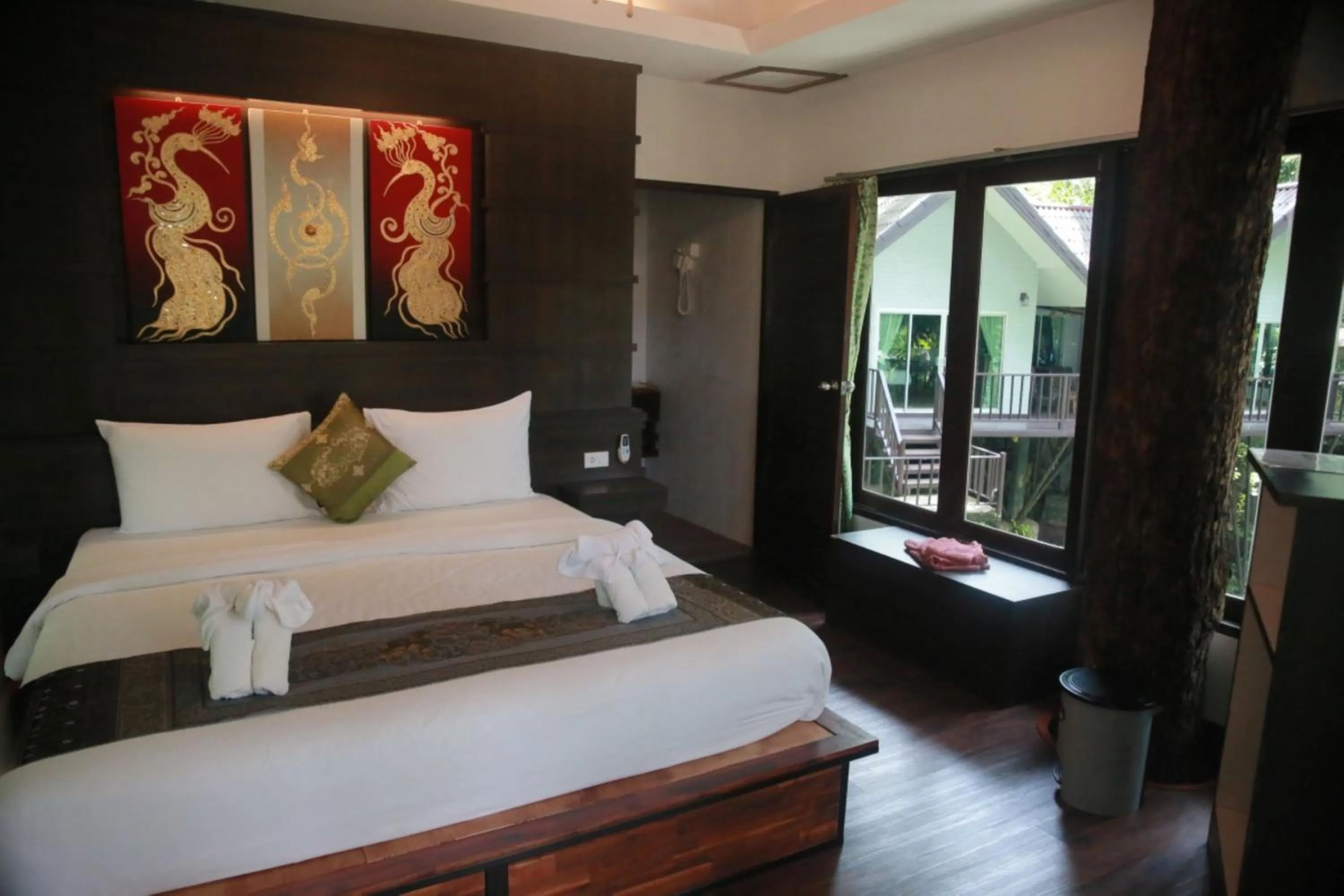 Bed in Rock and Tree House Resort