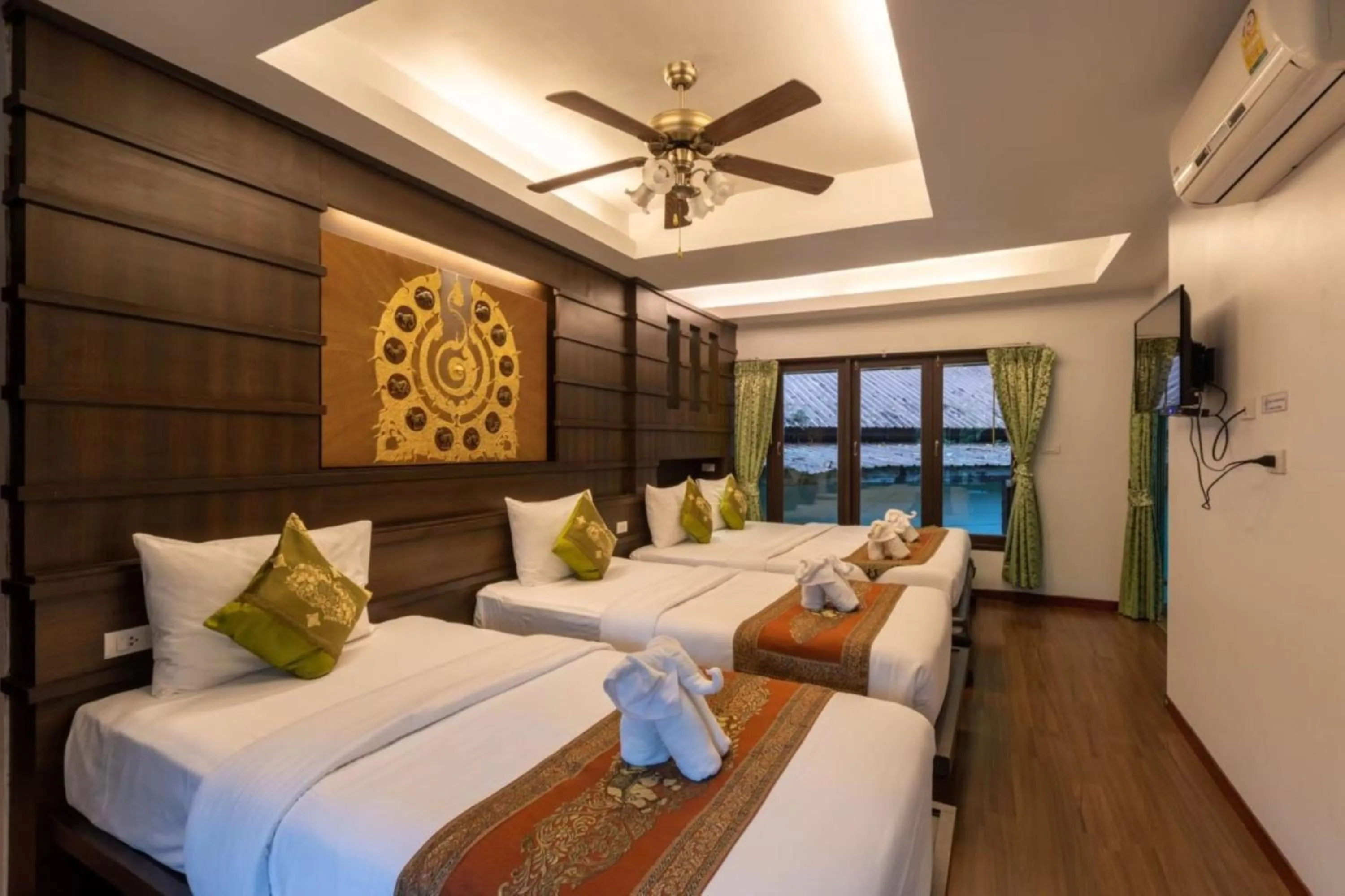 Bed in Rock and Tree House Resort