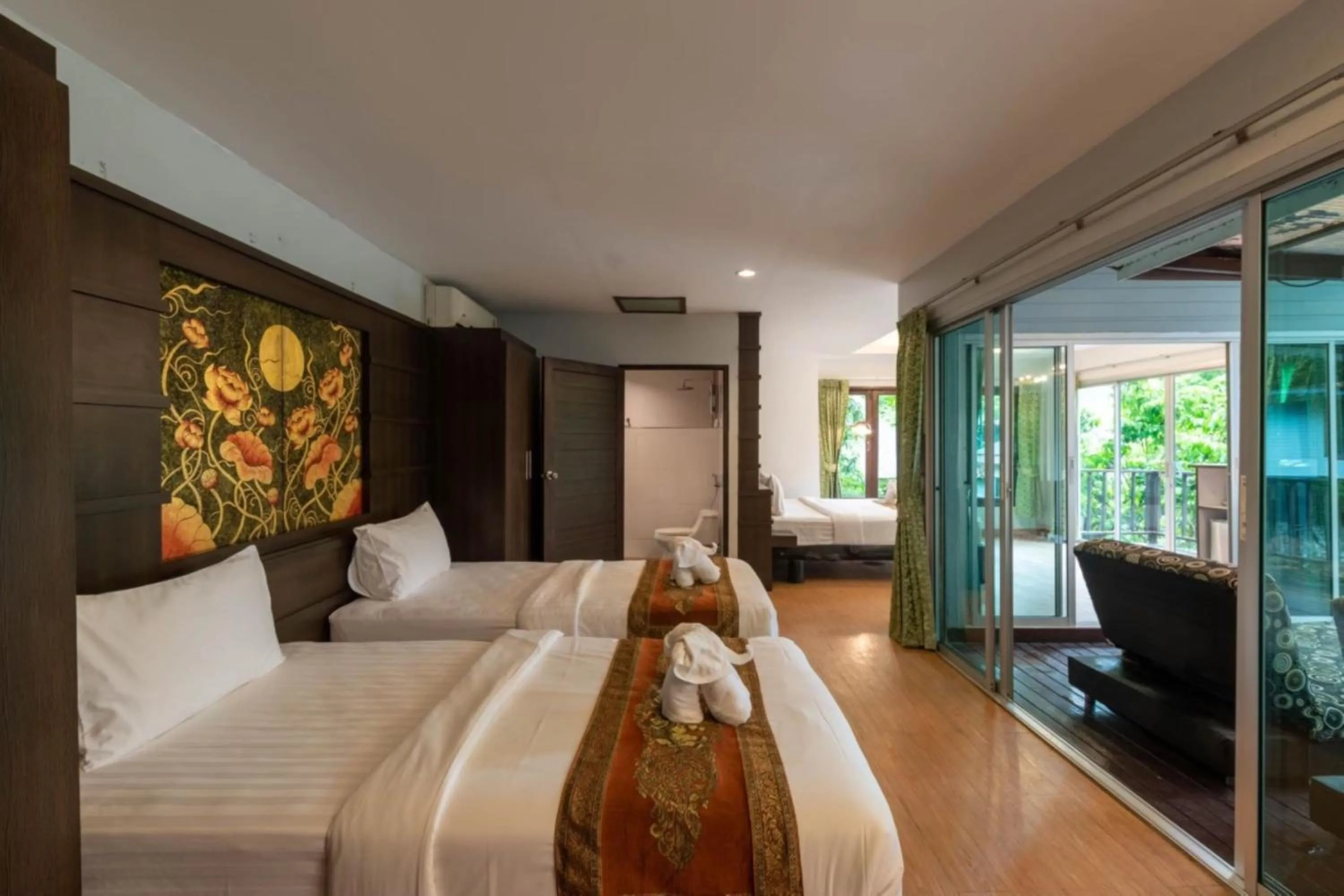 Bed in Rock and Tree House Resort