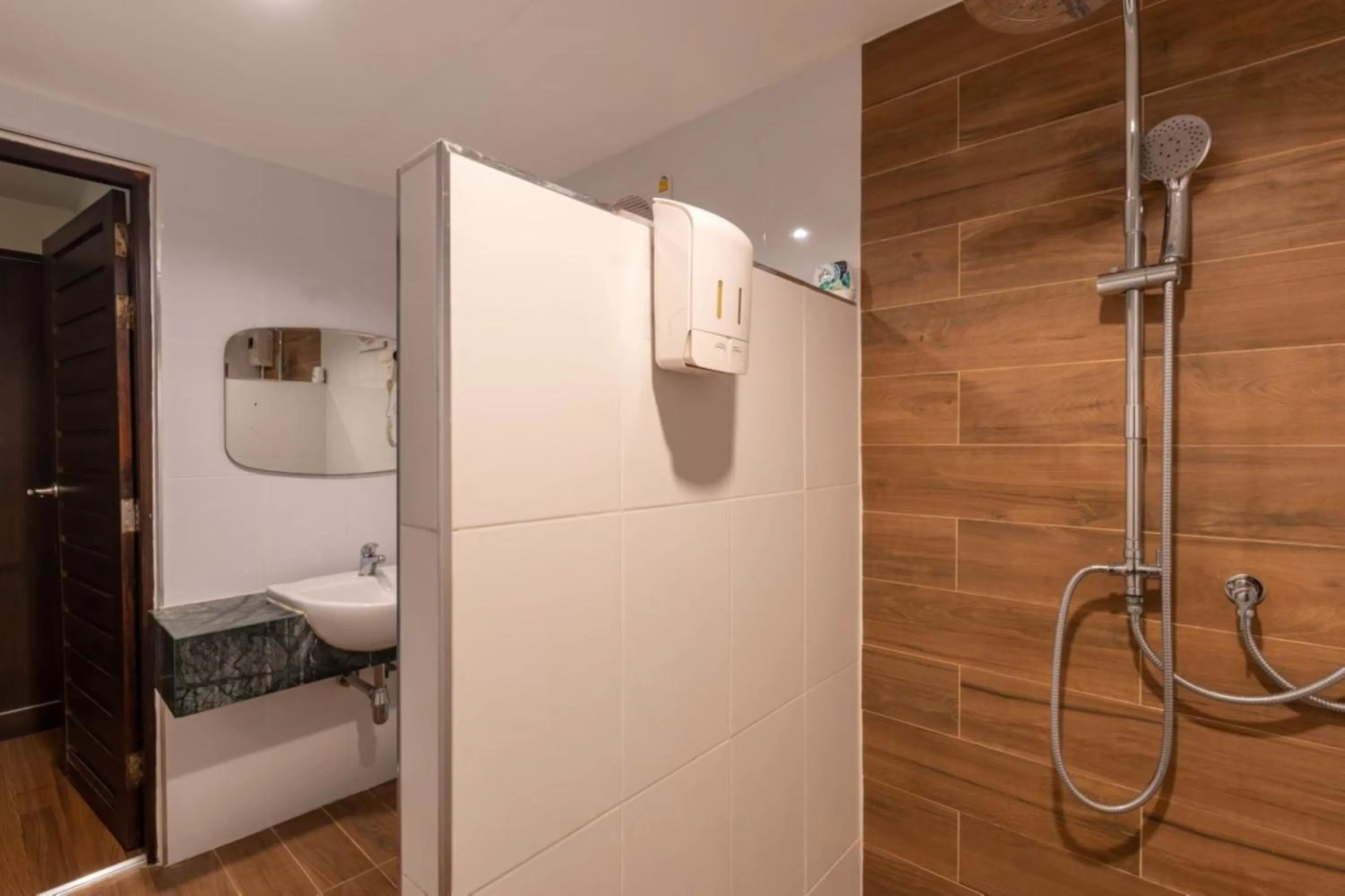 Shower in Rock and Tree House Resort