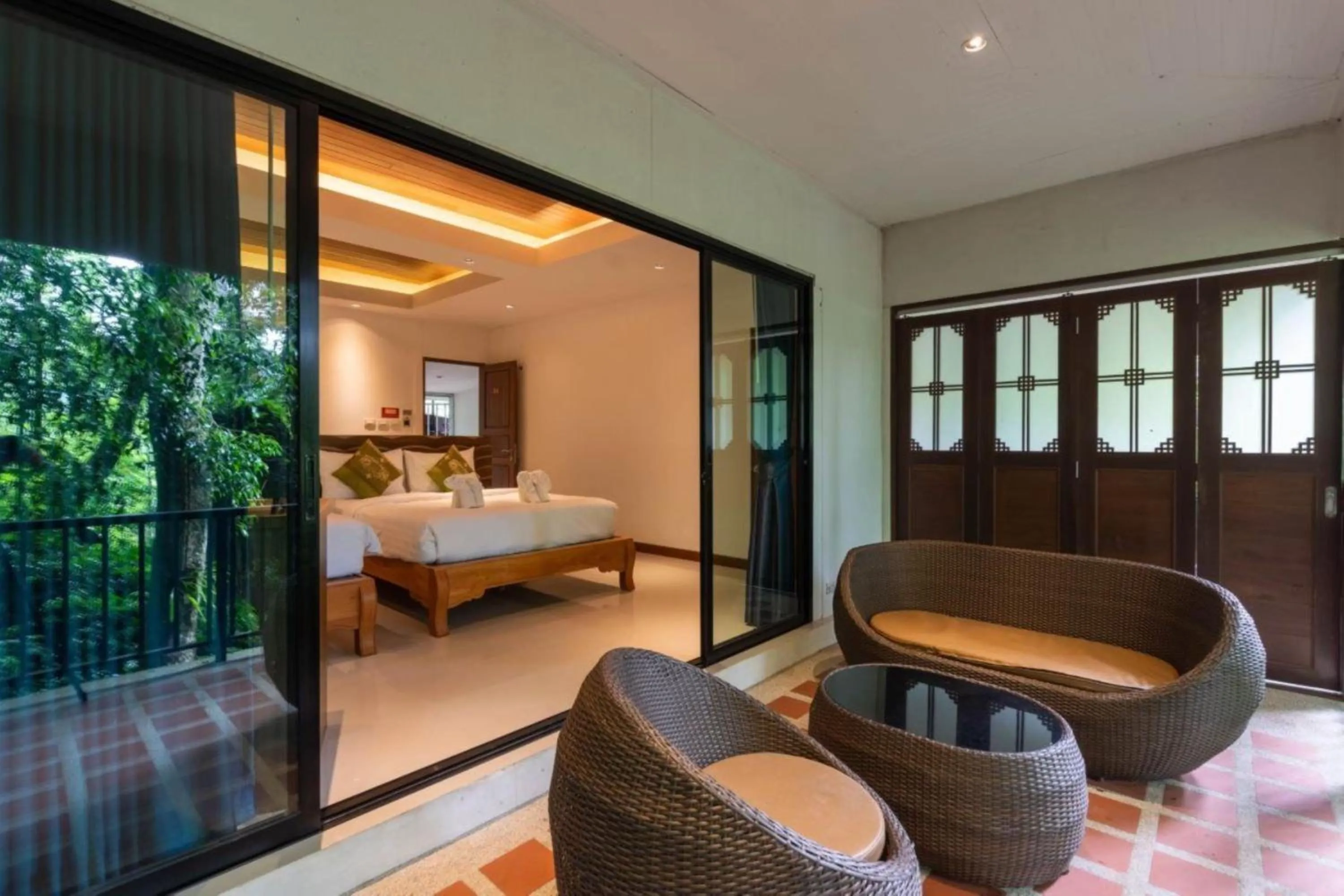 Seating area, Bed in Rock and Tree House Resort