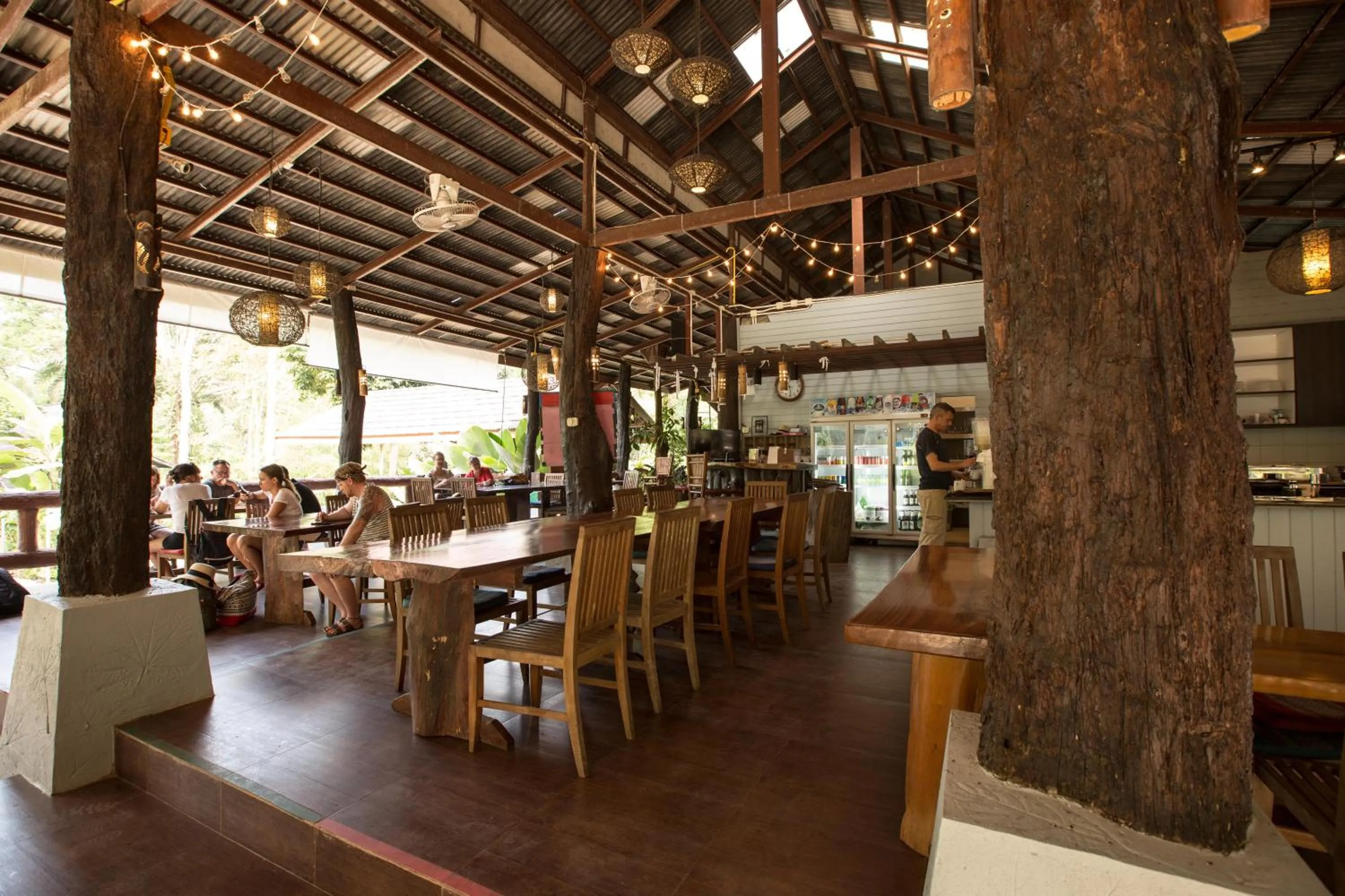 Restaurant/places to eat in Rock and Tree House Resort