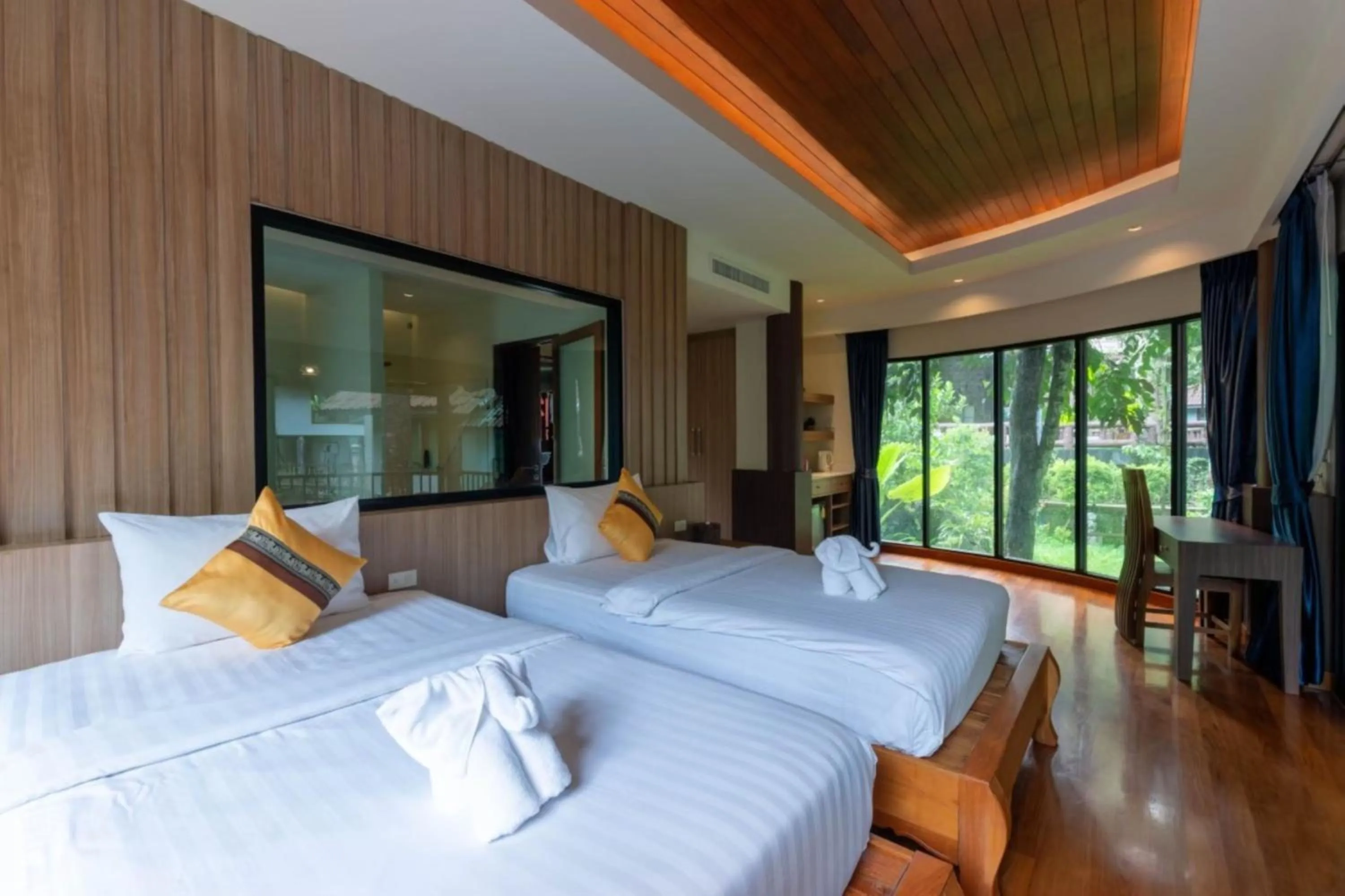 Bed in Rock and Tree House Resort