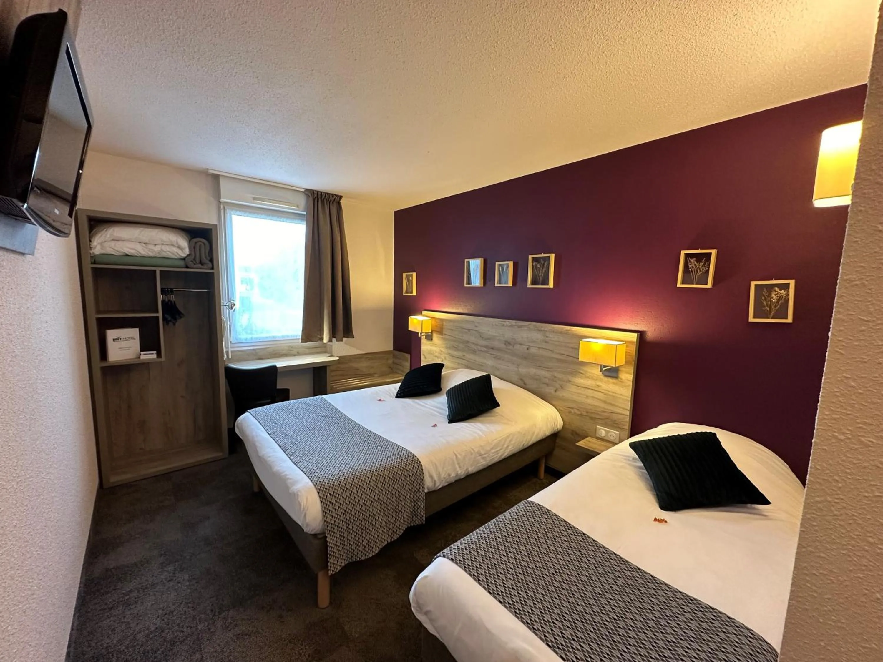 Photo of the whole room, Bed in Brit Hotel Saumur