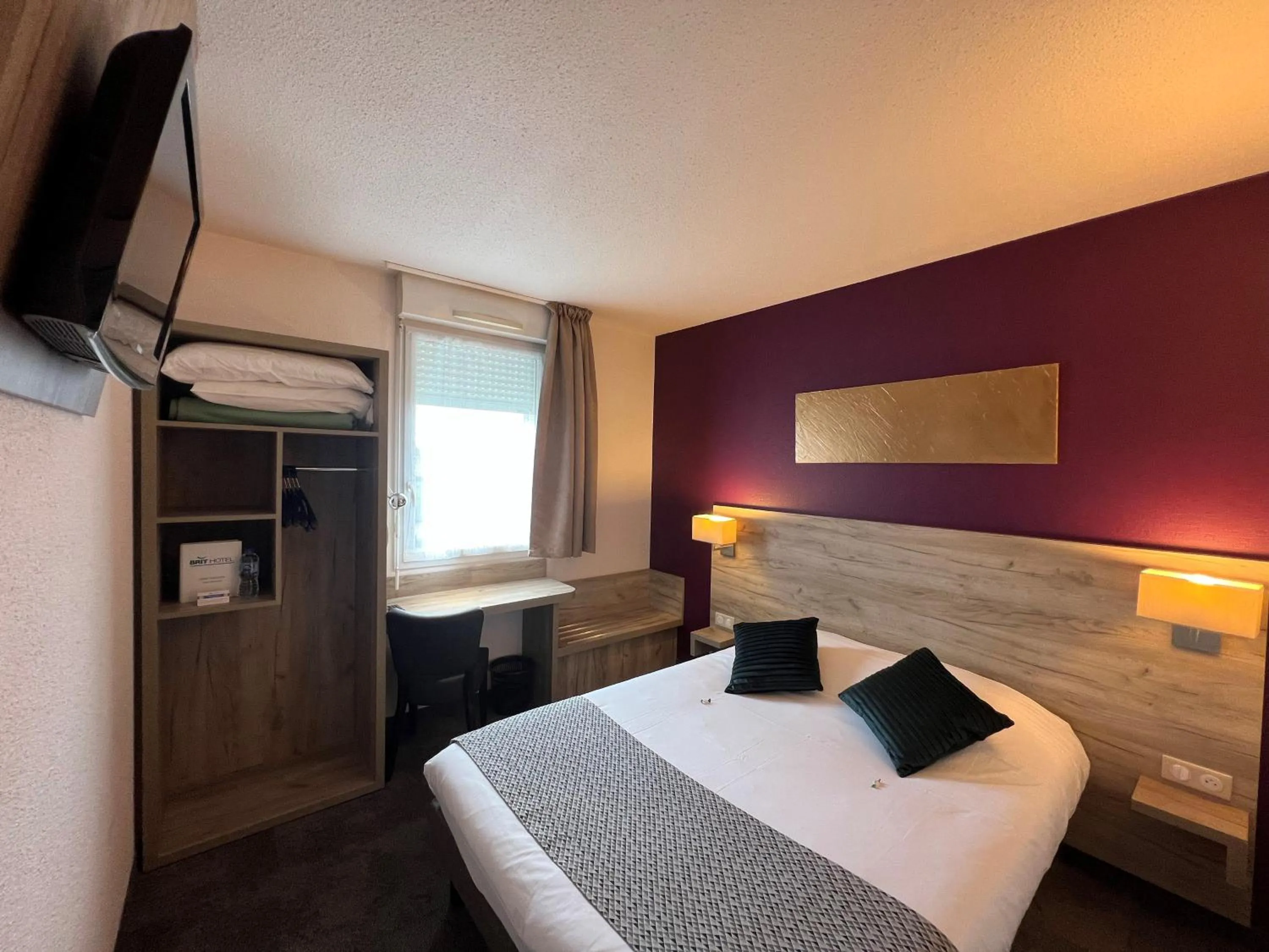 Photo of the whole room, Bed in Brit Hotel Saumur