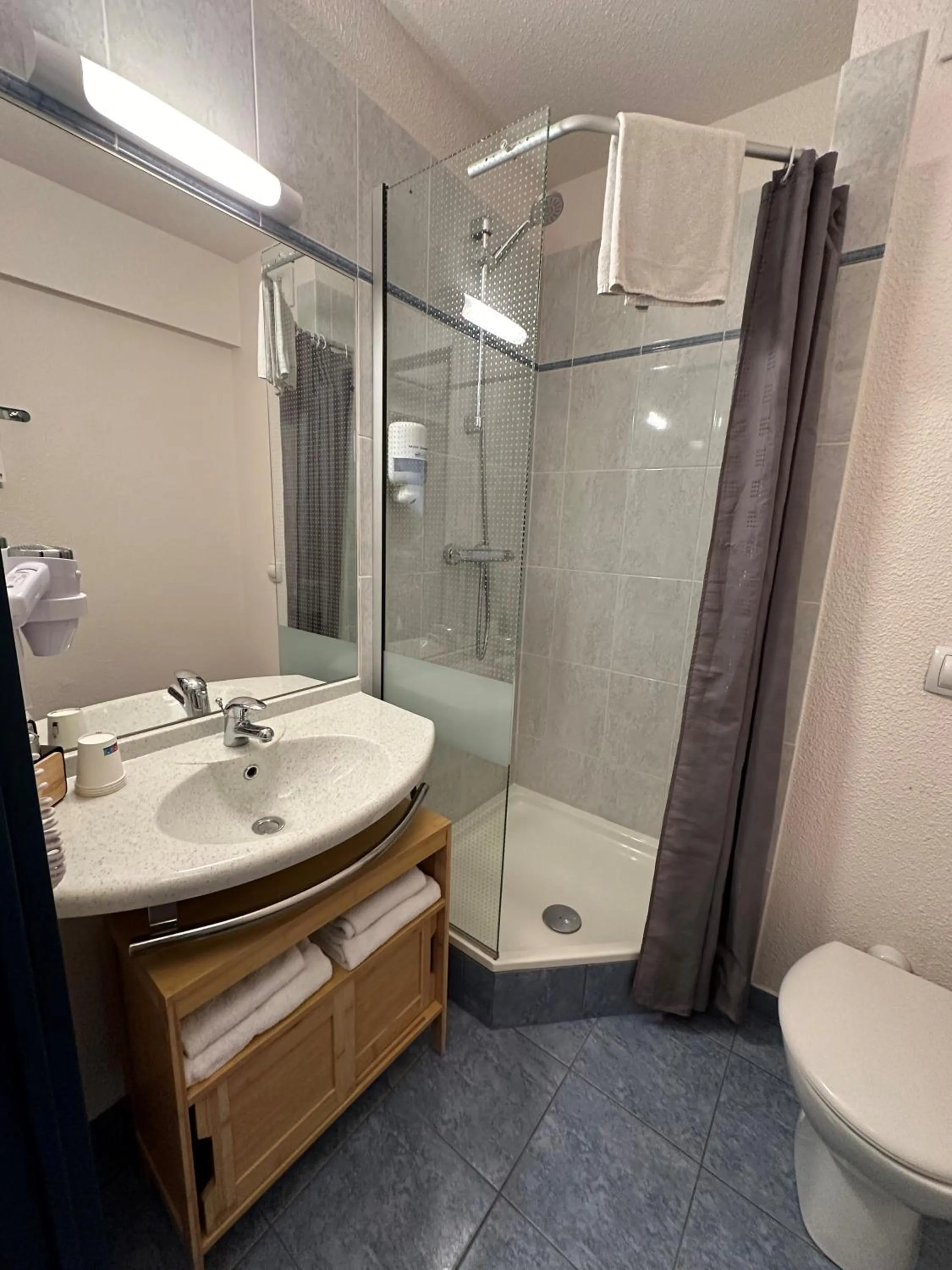 Shower in Brit Hotel Saumur