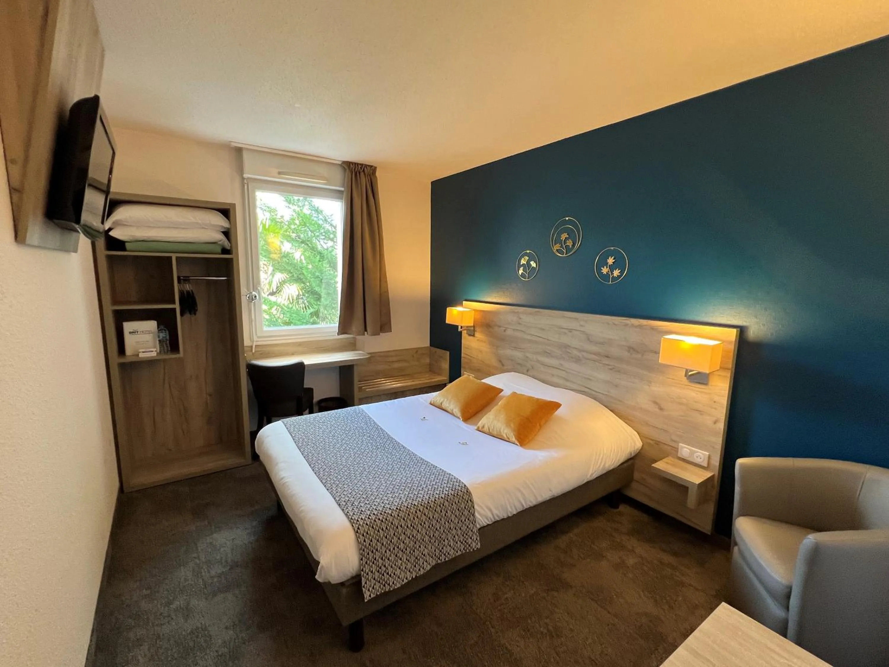 Photo of the whole room, Bed in Brit Hotel Saumur