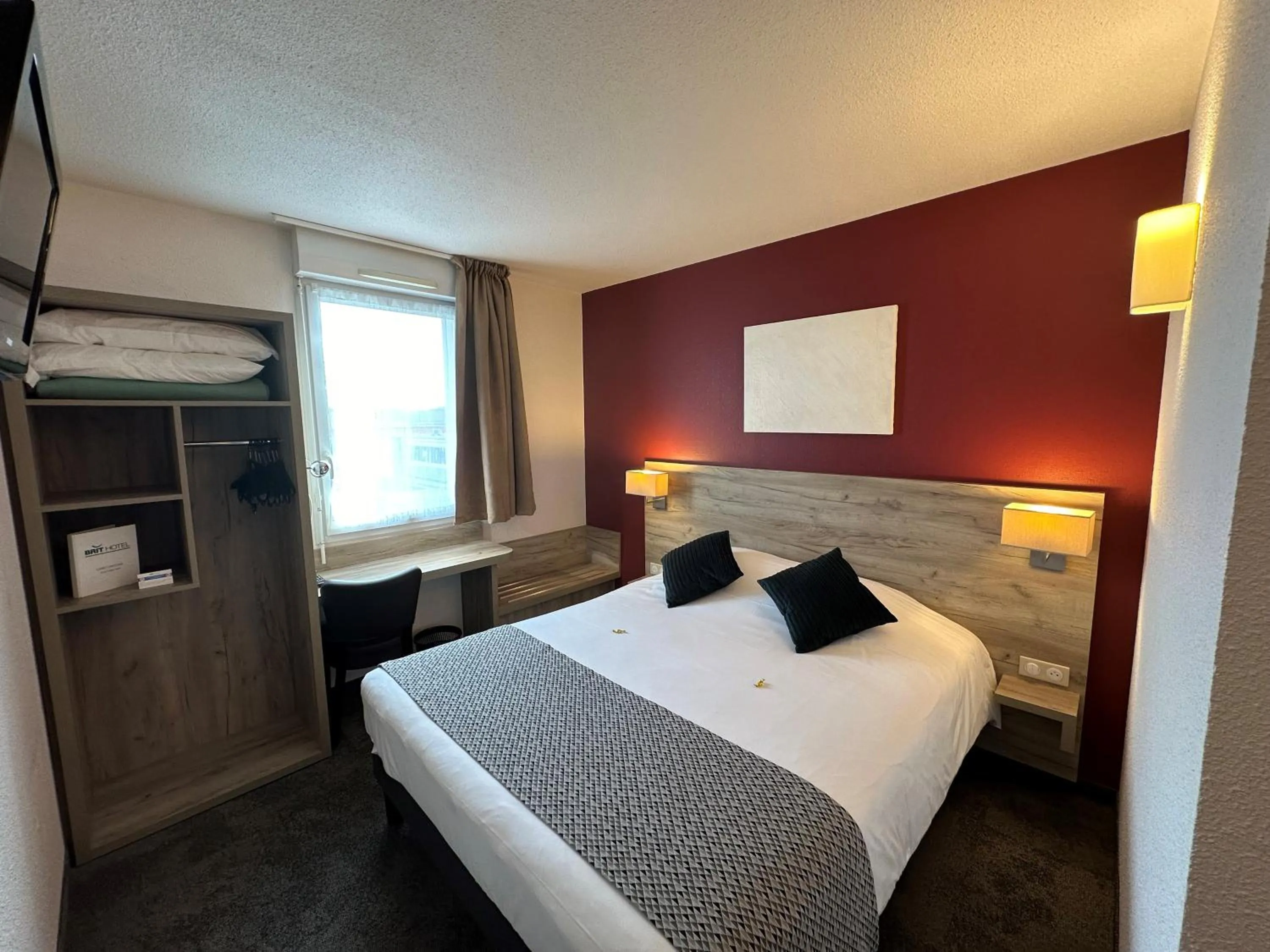 Photo of the whole room, Bed in Brit Hotel Saumur