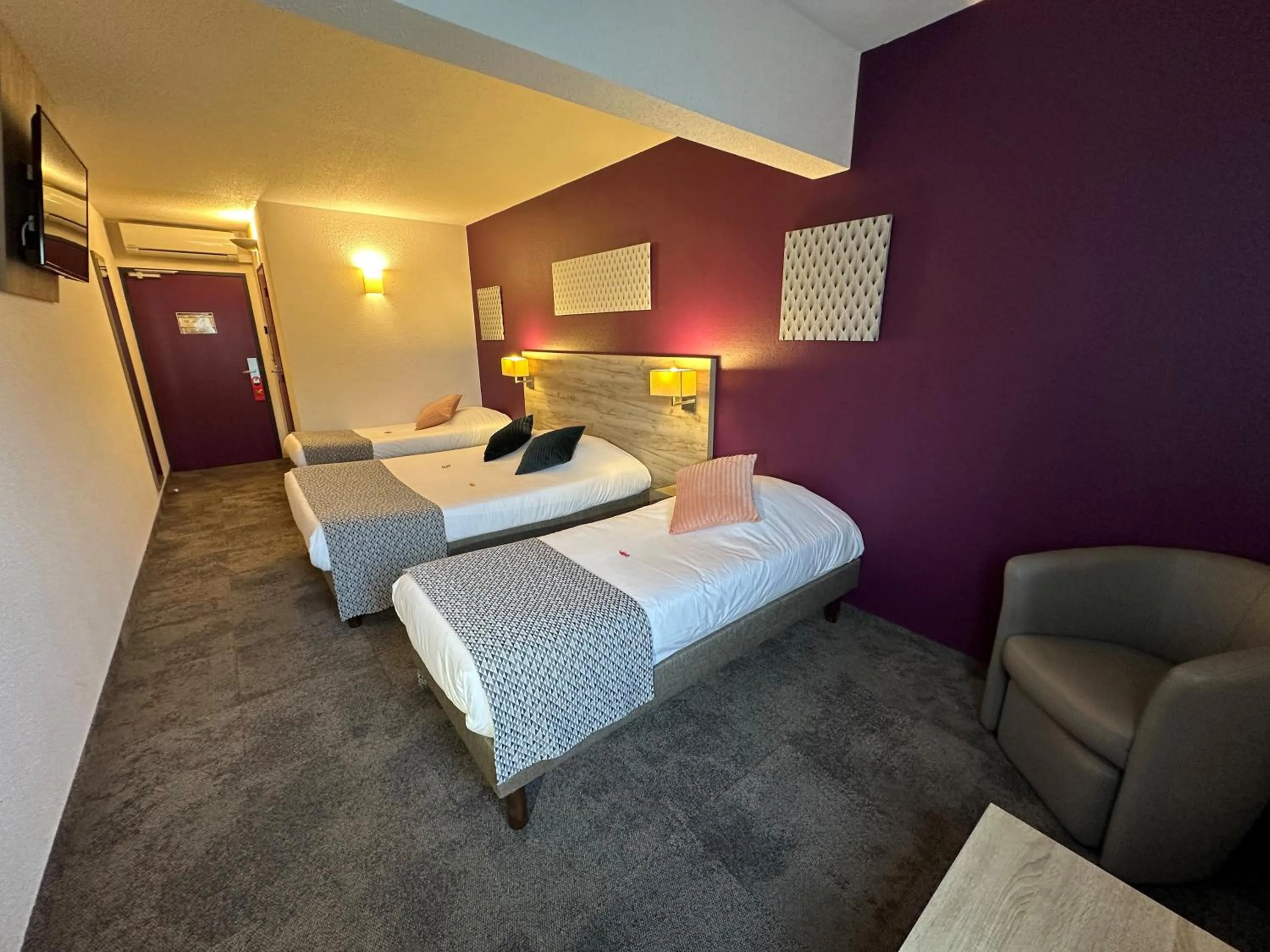 Photo of the whole room, Bed in Brit Hotel Saumur