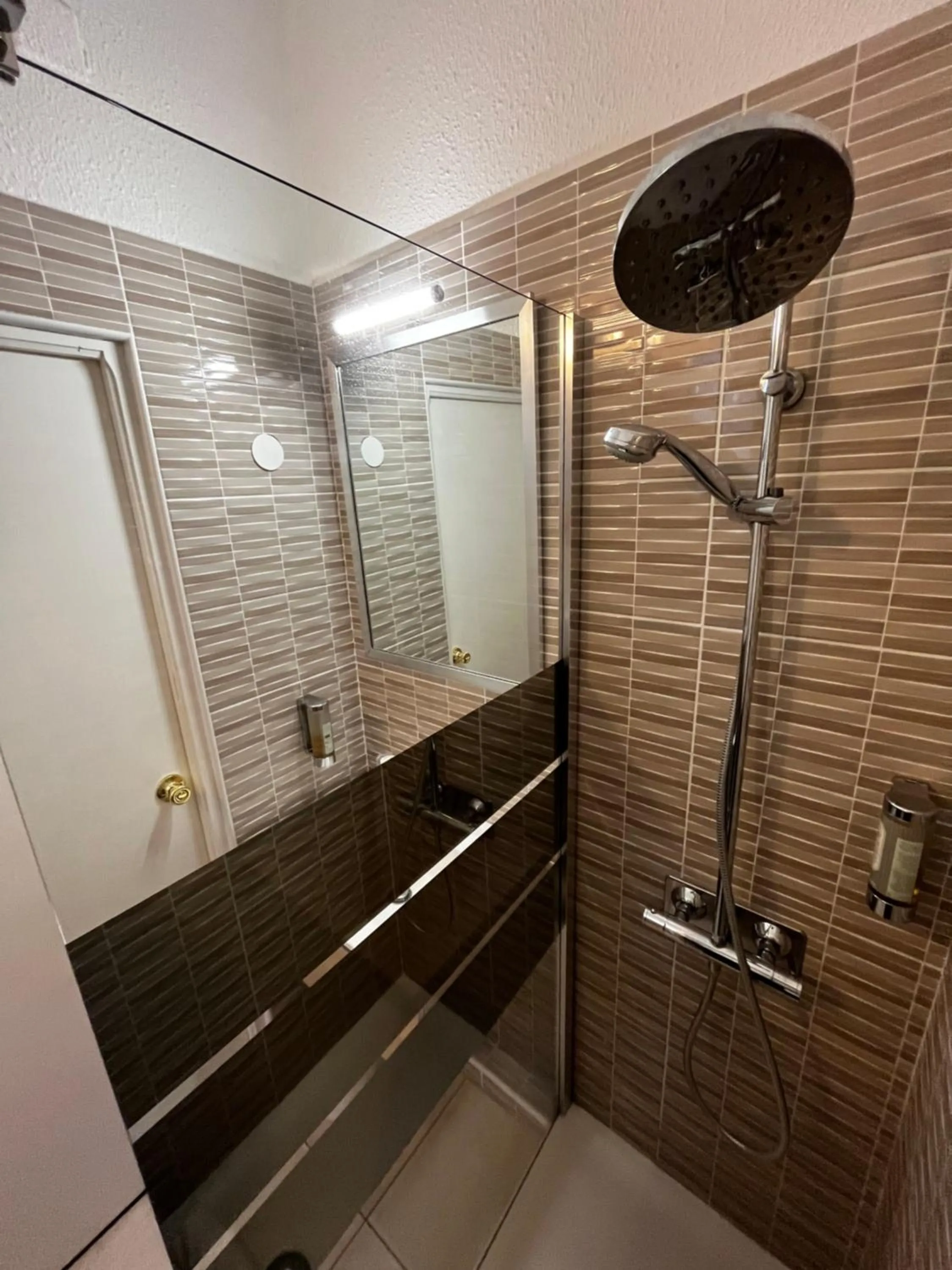 Bathroom in The Originals City, Hôtel Mondial, Perpignan