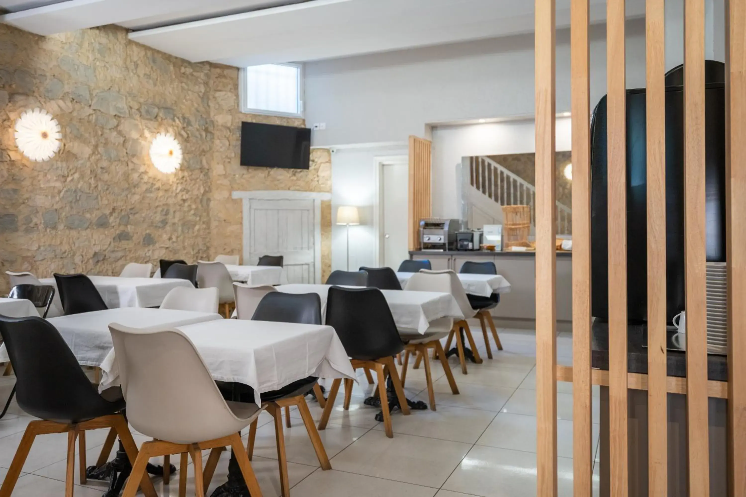 Lounge or bar in The Originals City, Hôtel Mondial, Perpignan Lounge or bar in The Originals City, Hôtel Mondial, Perpignan