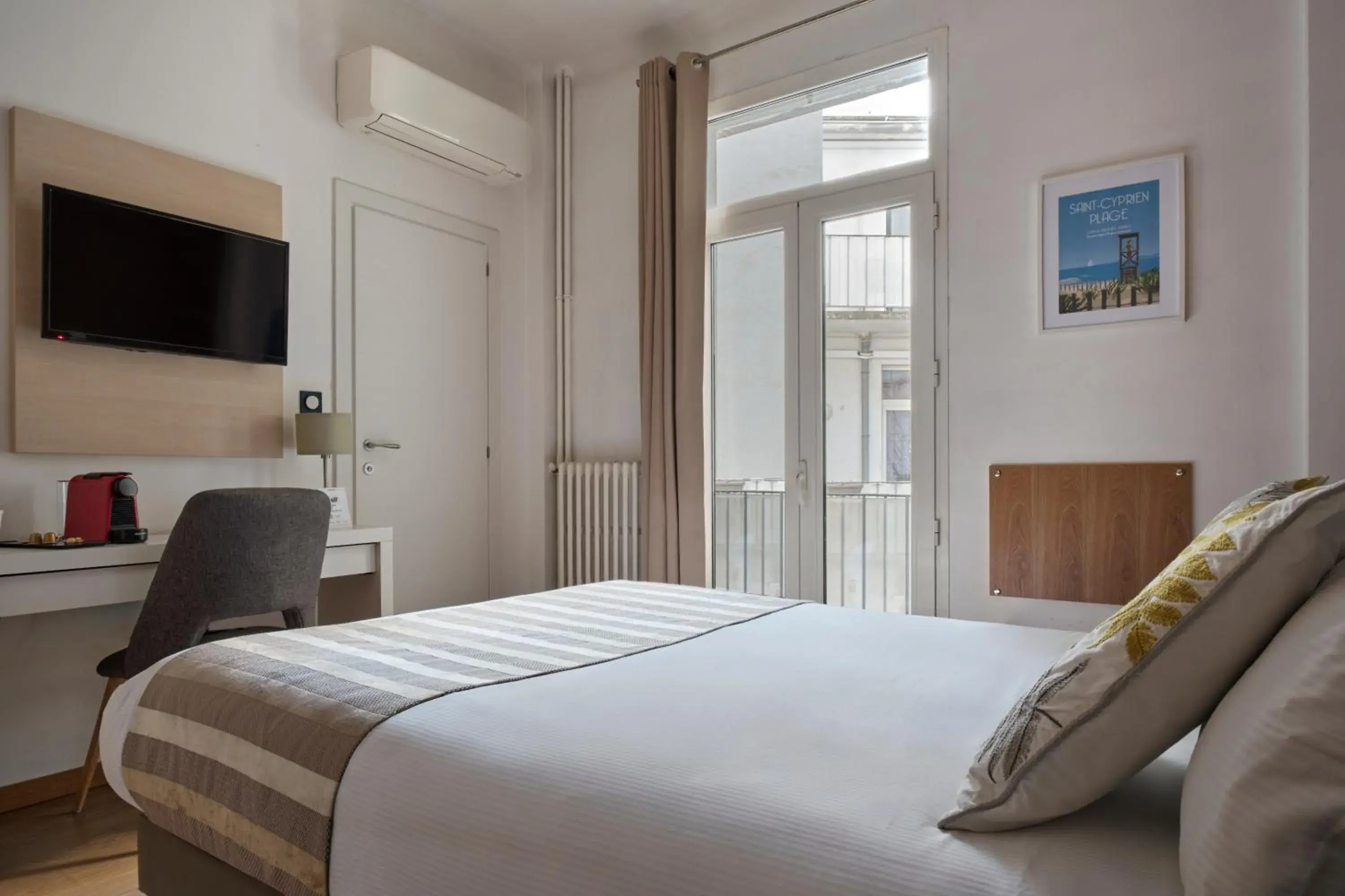 Bed in The Originals City, Hôtel Mondial, Perpignan Bed in The Originals City, Hôtel Mondial, Perpignan