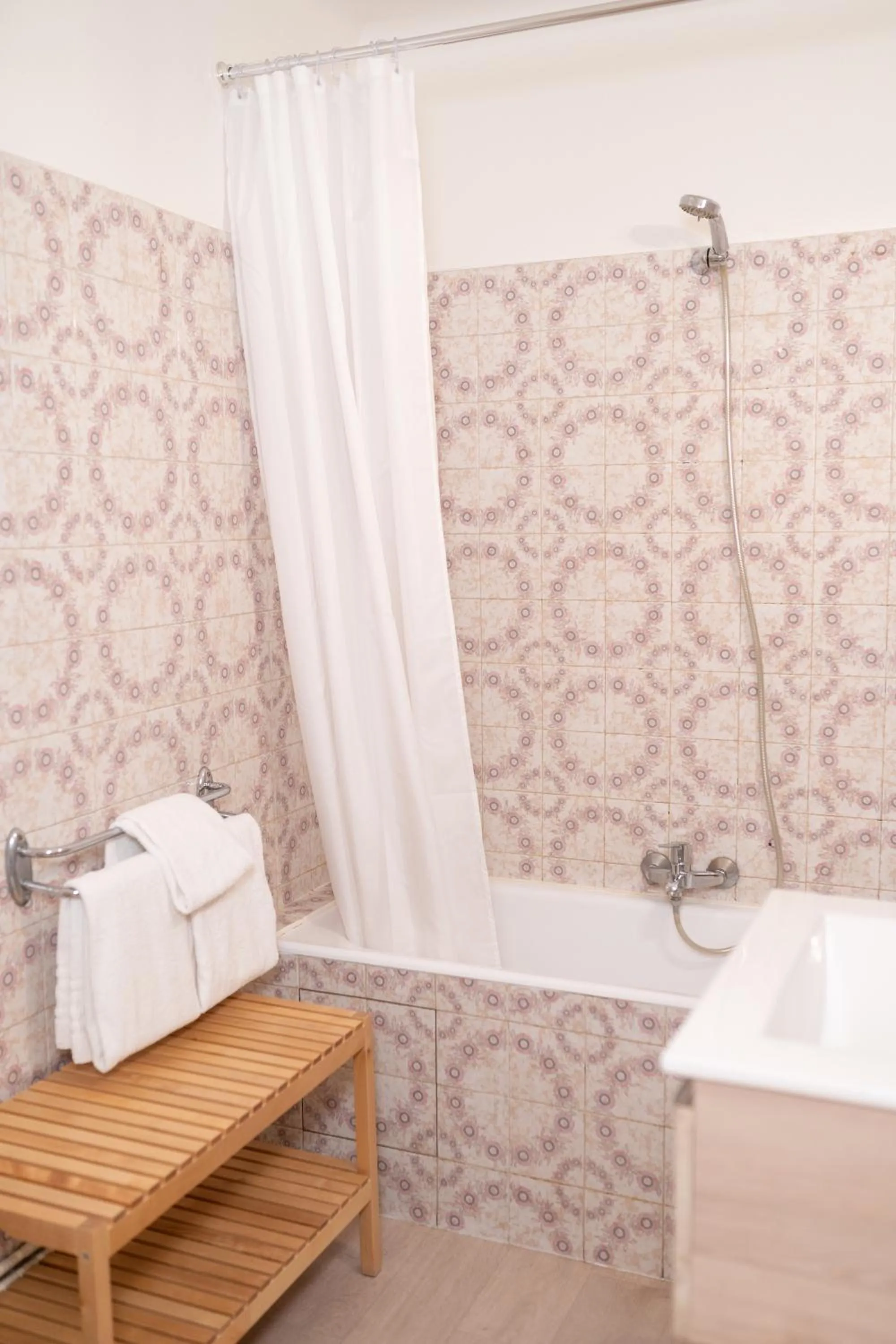 Bathroom in The Originals City, Hôtel Mondial, Perpignan