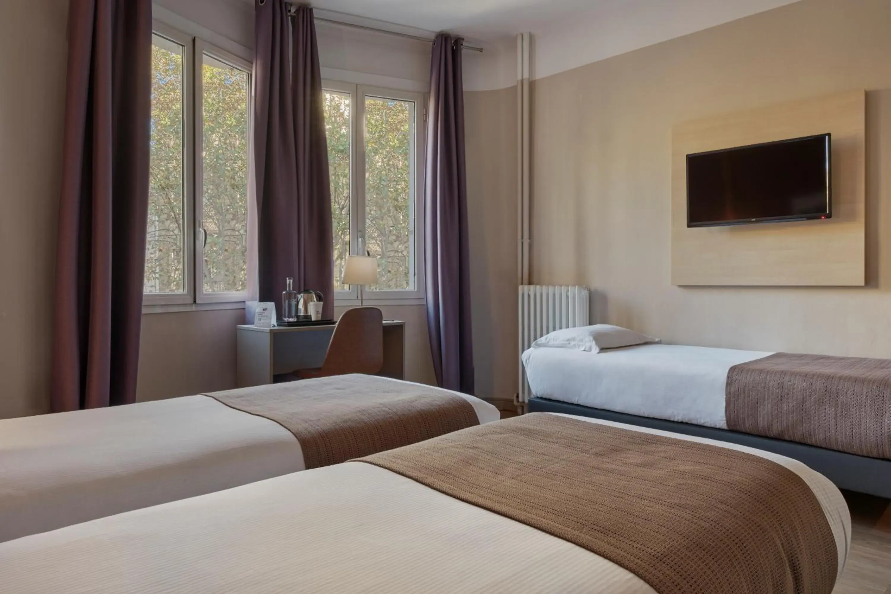 Bed in The Originals City, Hôtel Mondial, Perpignan Bed in The Originals City, Hôtel Mondial, Perpignan