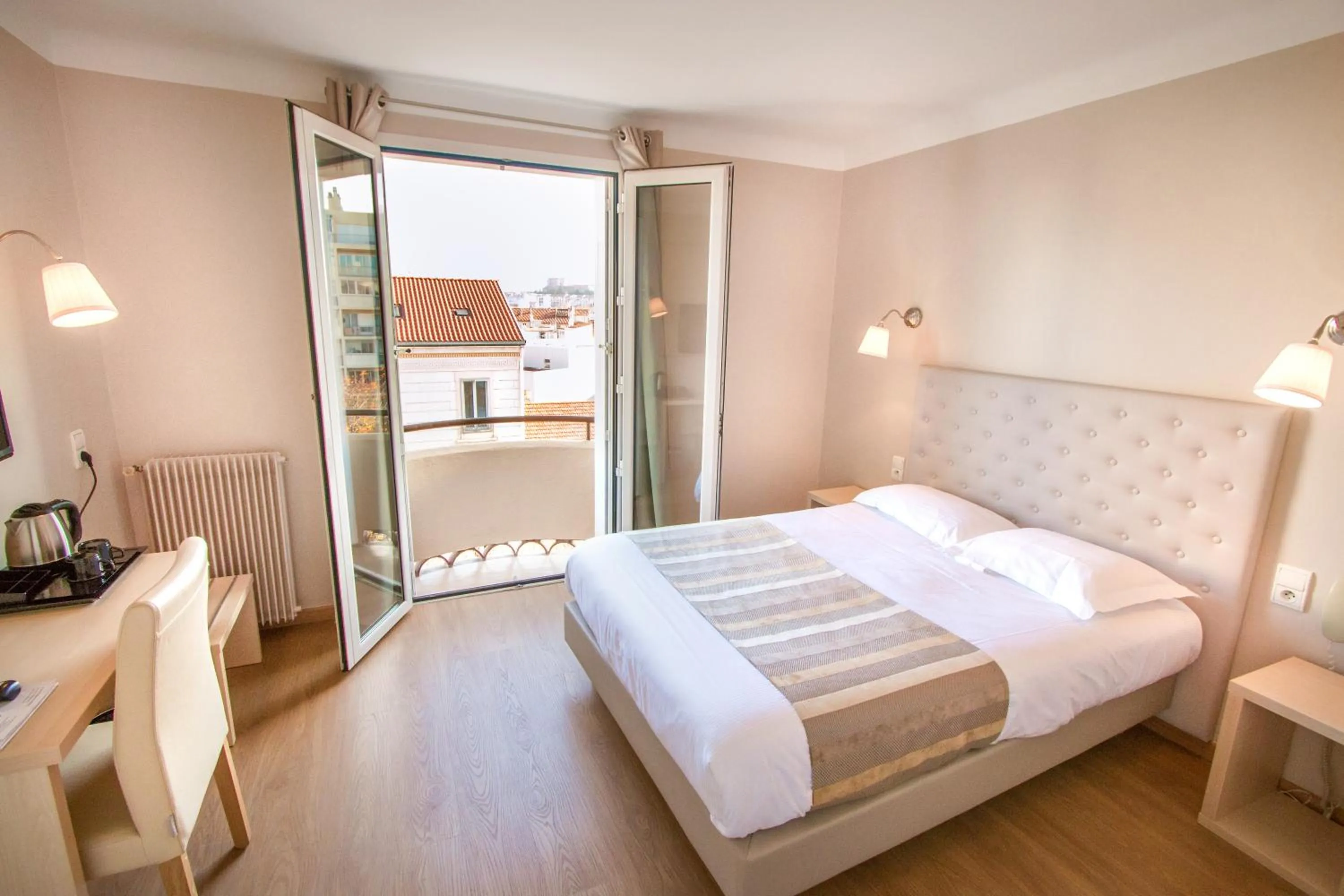 Bedroom, Bed in The Originals City, Hôtel Mondial, Perpignan