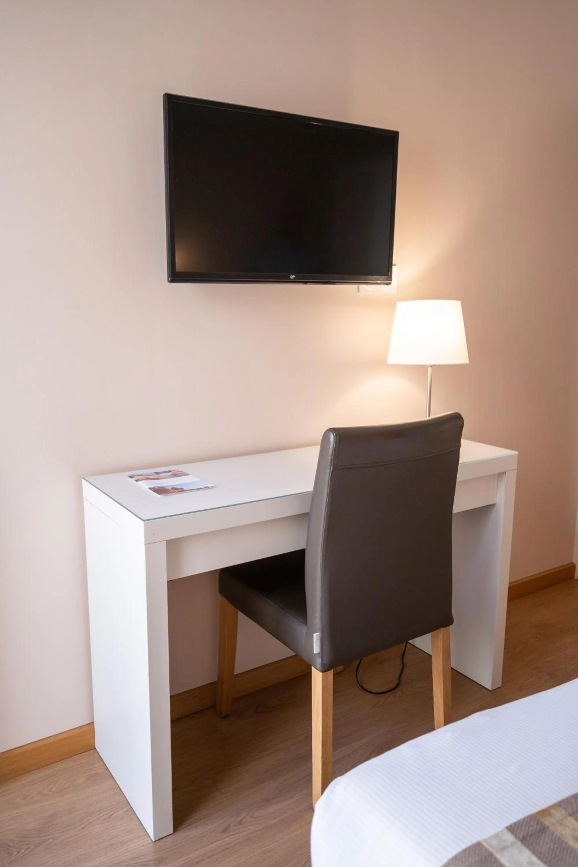 TV and multimedia in The Originals City, Hôtel Mondial, Perpignan