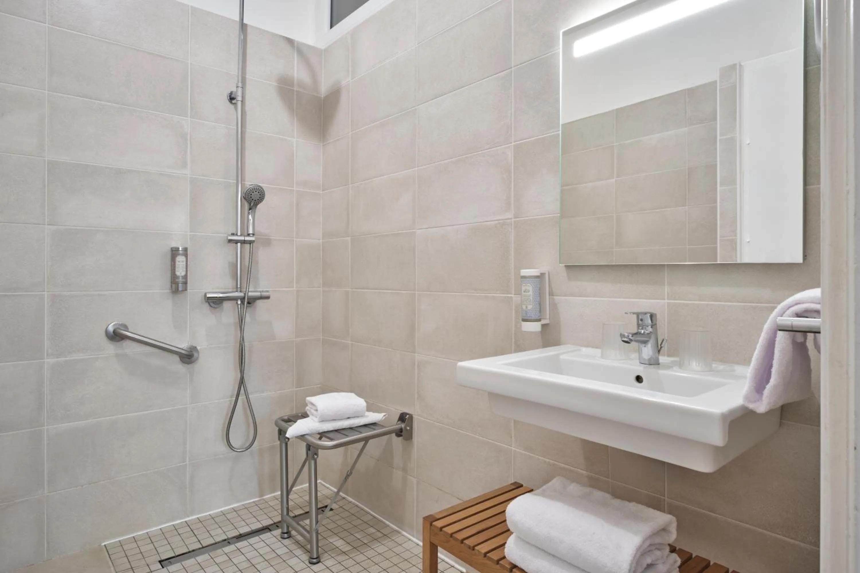 Shower in The Originals City, Hôtel Mondial, Perpignan