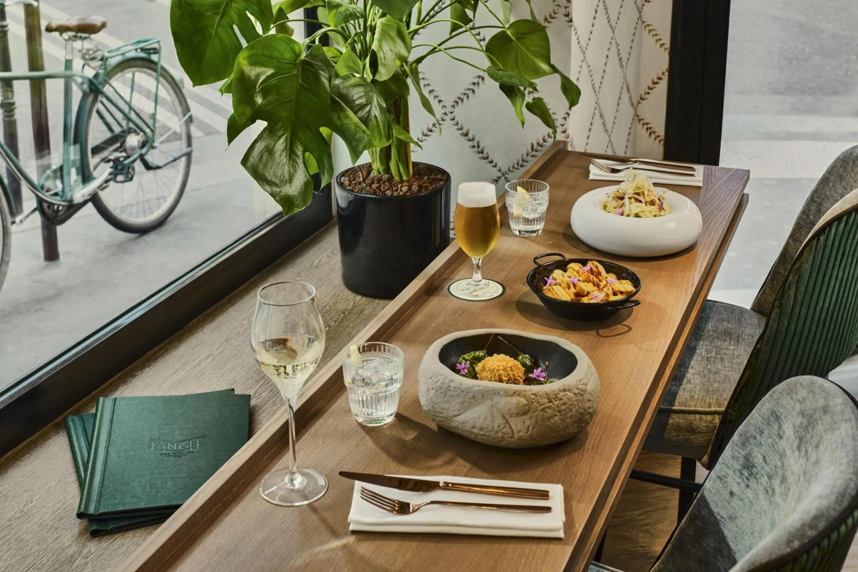 Restaurant/places to eat in NH Collection Paris Ponthieu Champs-Élysées