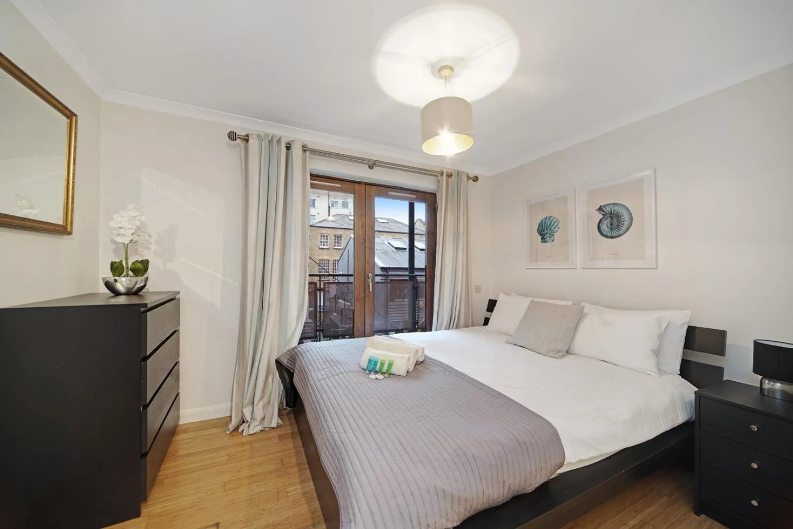 2 Bed Chic Apartment near Shoreditch & Liverpool St FREE WIFI & PARKING by City Stay Aparts London