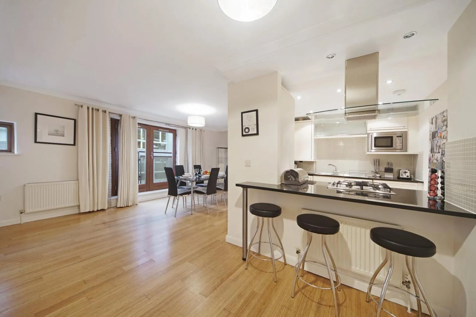 2 Bed Chic Apartment near Shoreditch & Liverpool St FREE WIFI & PARKING by City Stay Aparts London