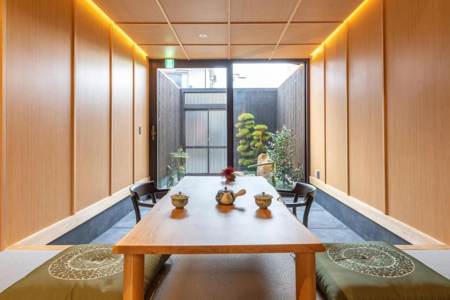 Dining area, Bed in TABITABI STAY TAISHI