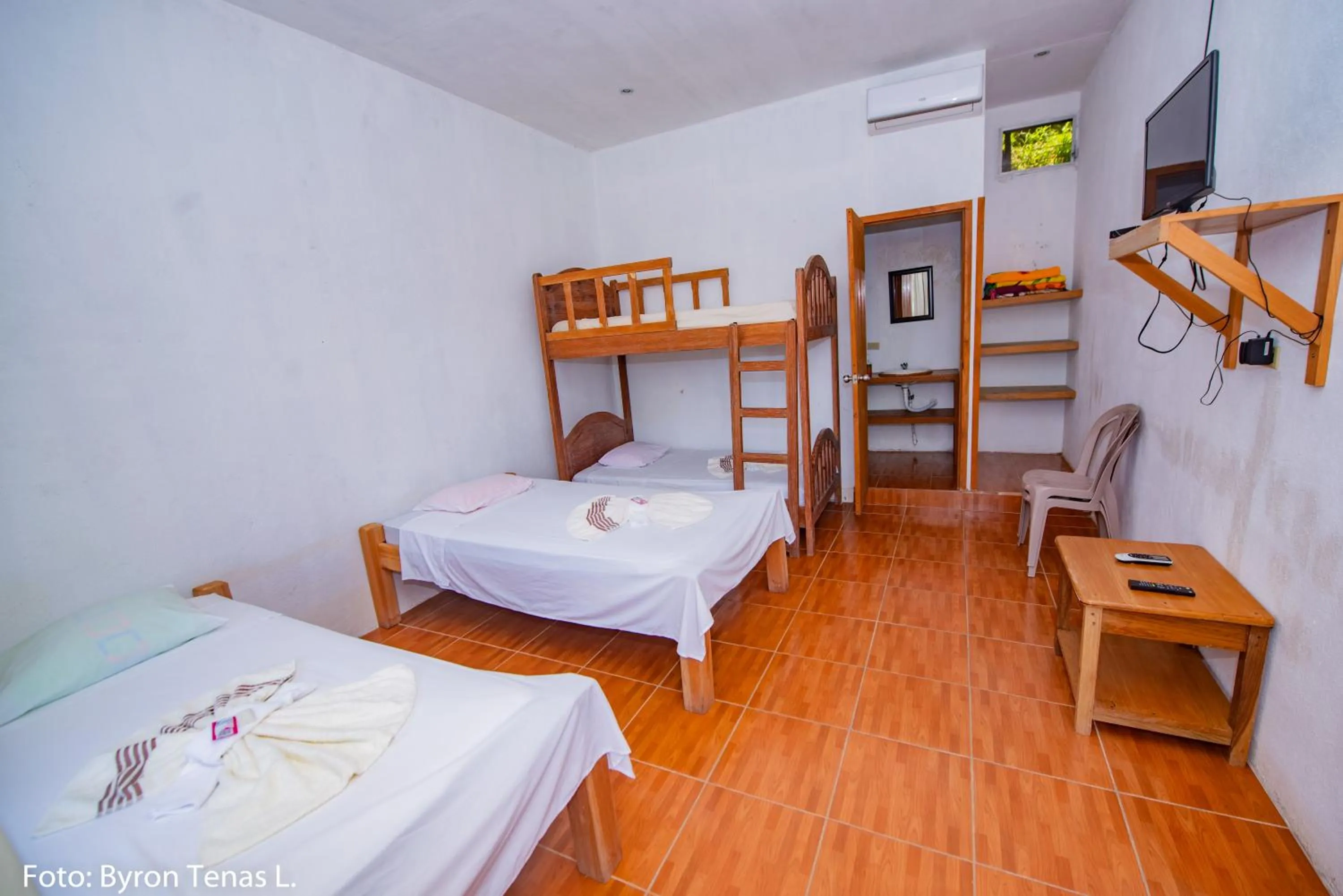 Photo of the whole room, Bed in Linda Vista