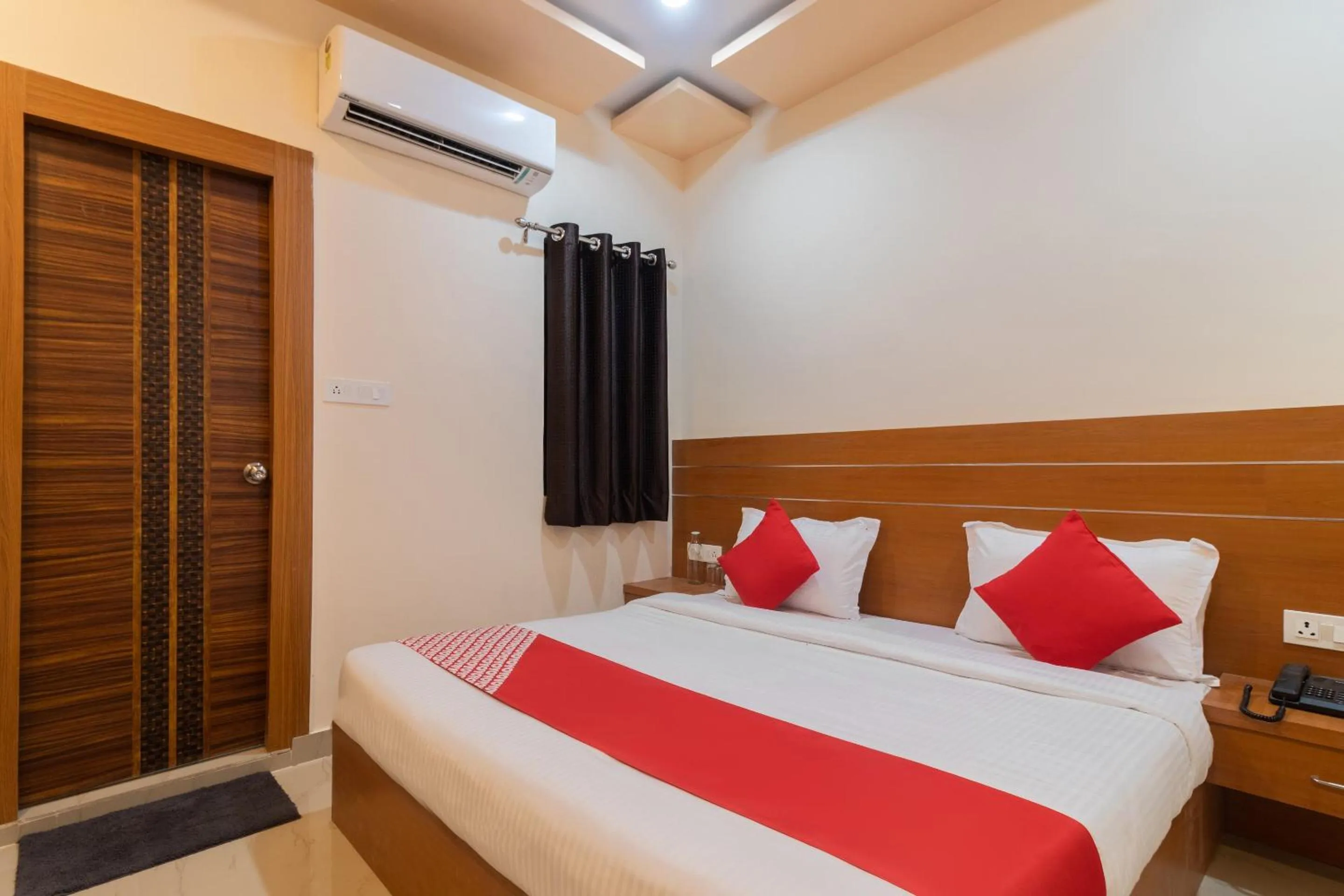 Bedroom, Bed in Hotel O 74351 LCK603-MOCA