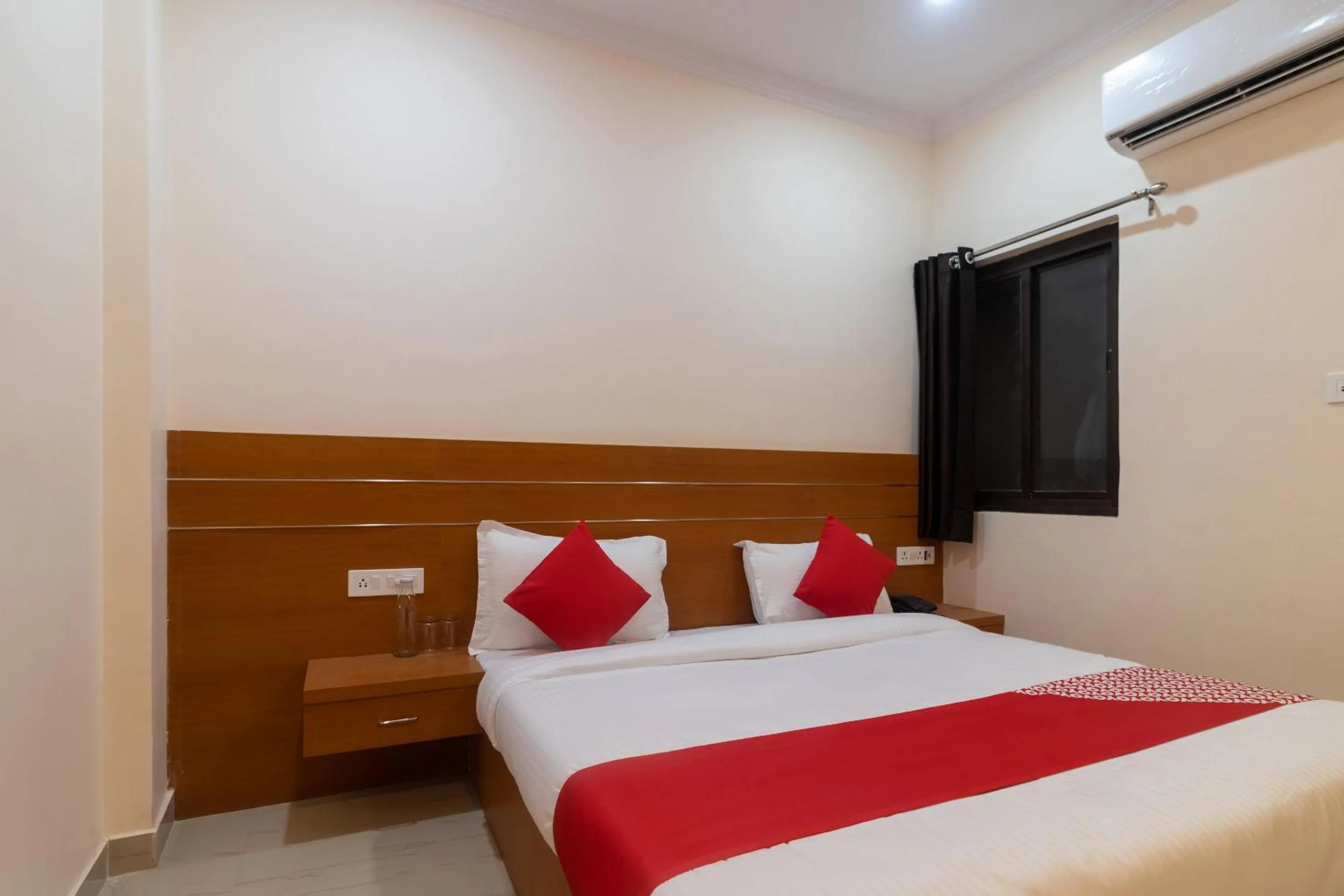 Bedroom, Bed in Hotel O 74351 LCK603-MOCA