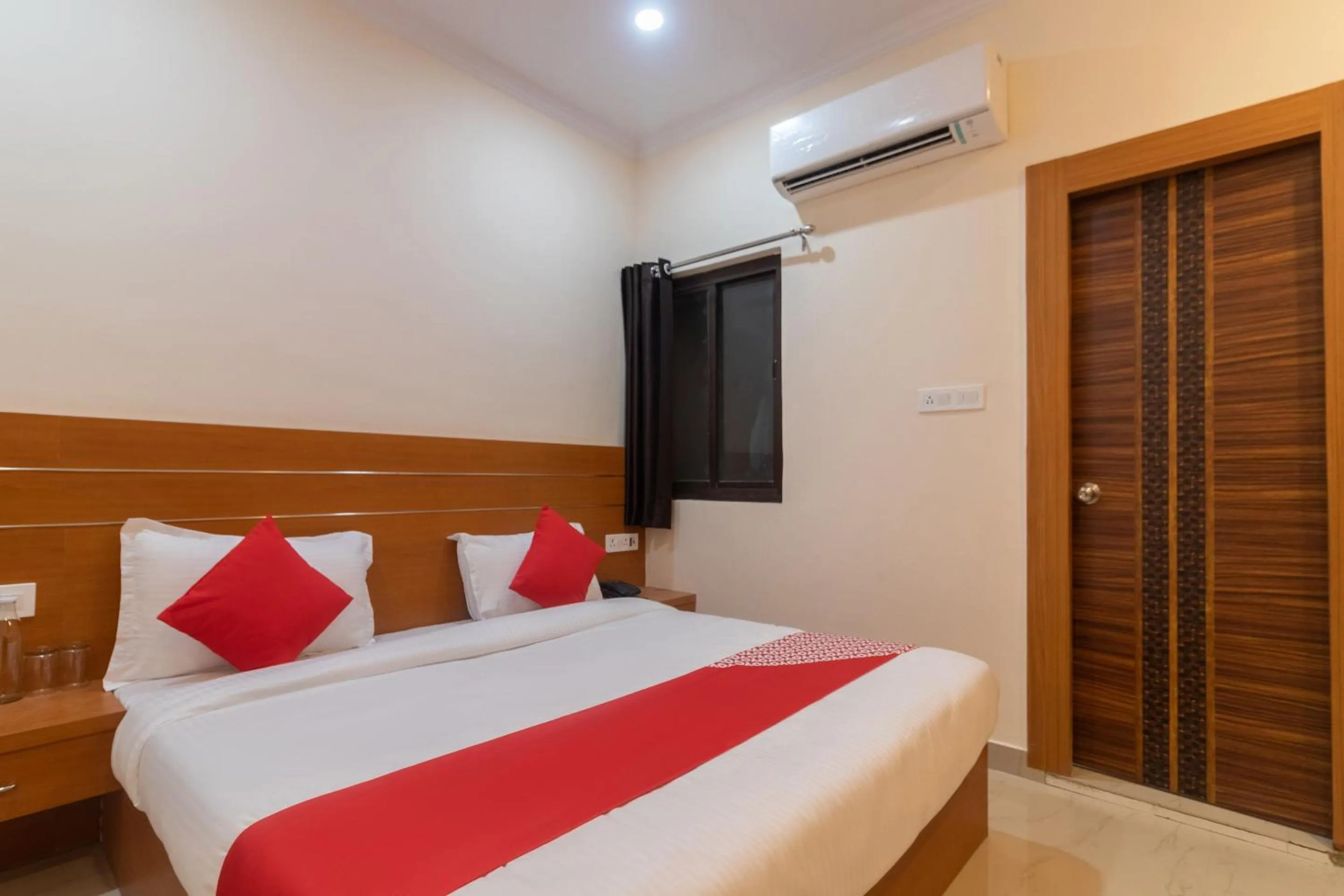 Bedroom, Bed in Hotel O 74351 LCK603-MOCA