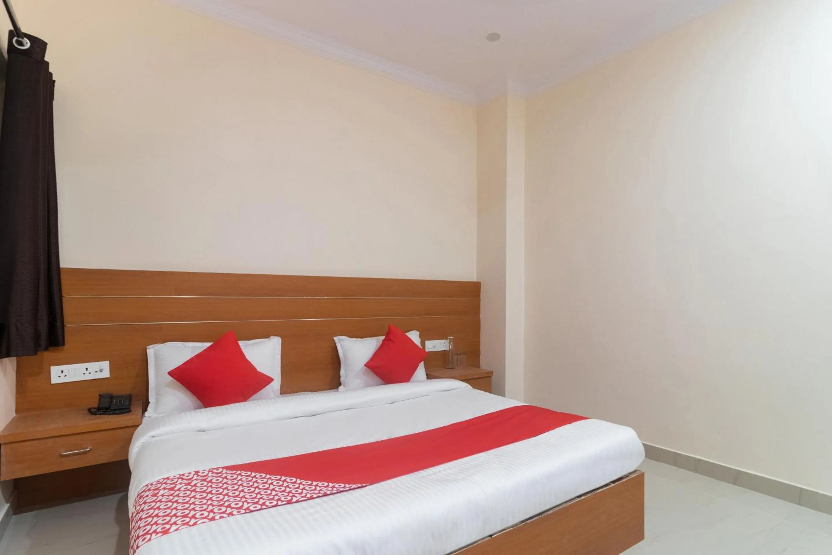 Bedroom, Bed in Hotel O 74351 LCK603-MOCA