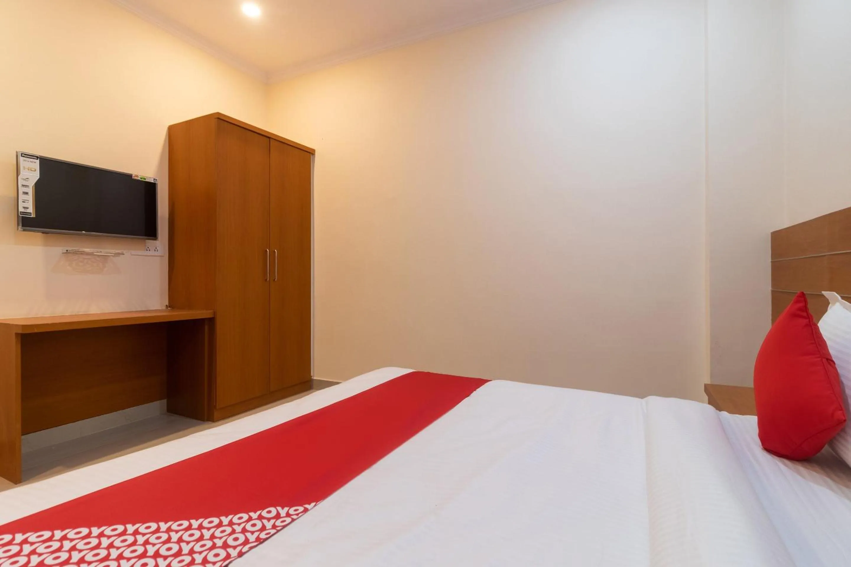 Bedroom, Bed in Hotel O 74351 LCK603-MOCA