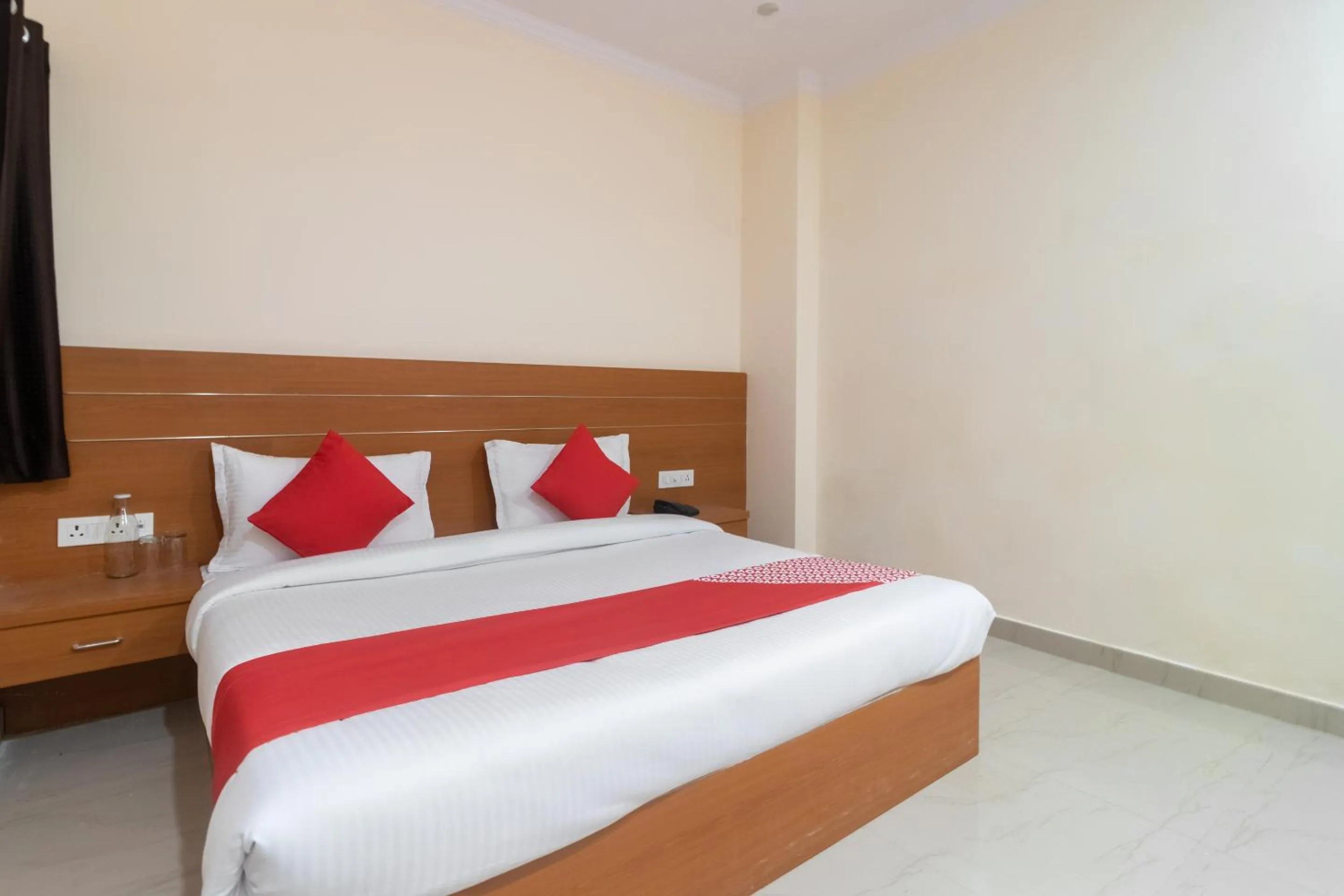 Bedroom, Bed in Hotel O 74351 LCK603-MOCA