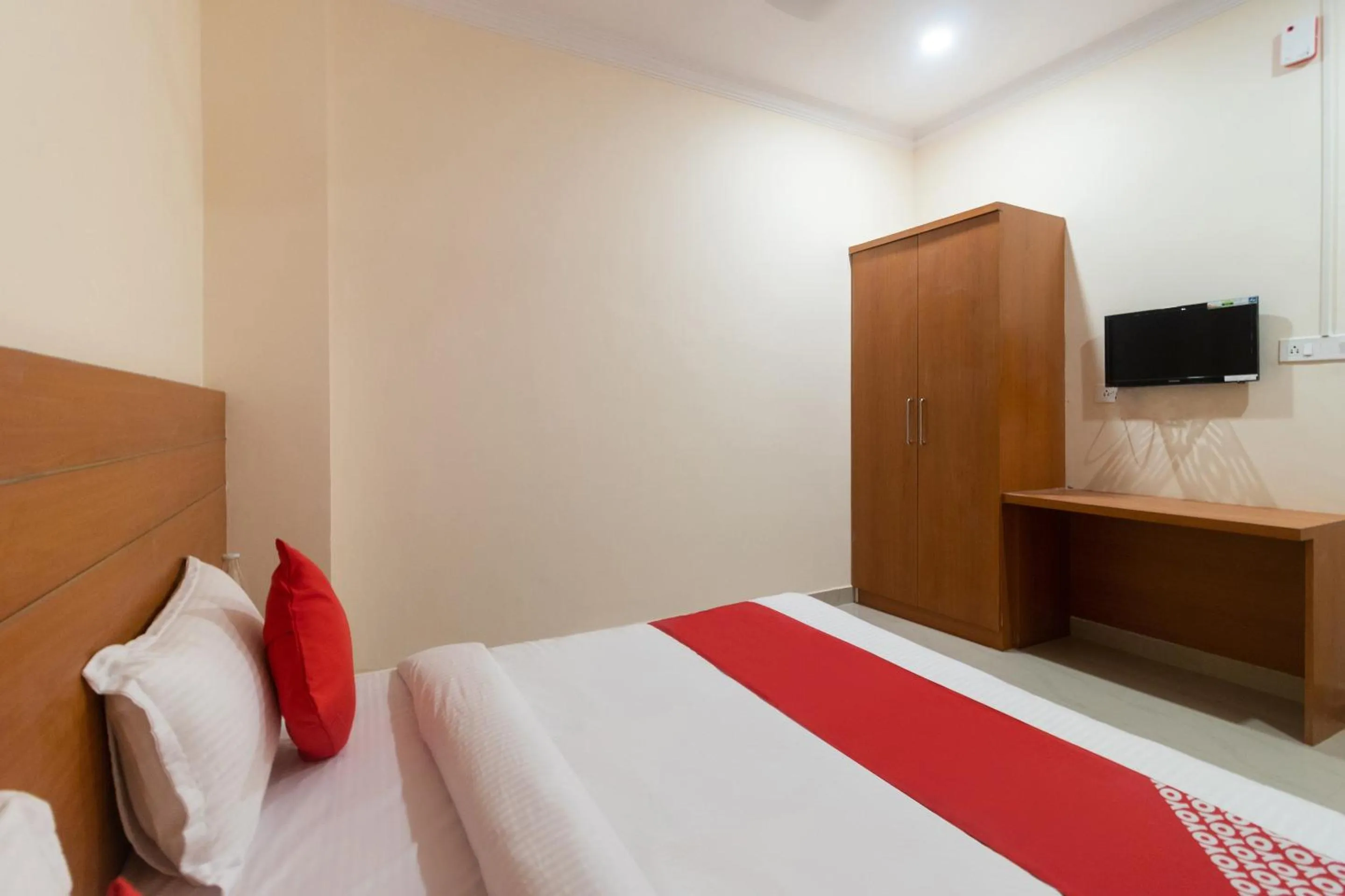 Bedroom, Bed in Hotel O 74351 LCK603-MOCA